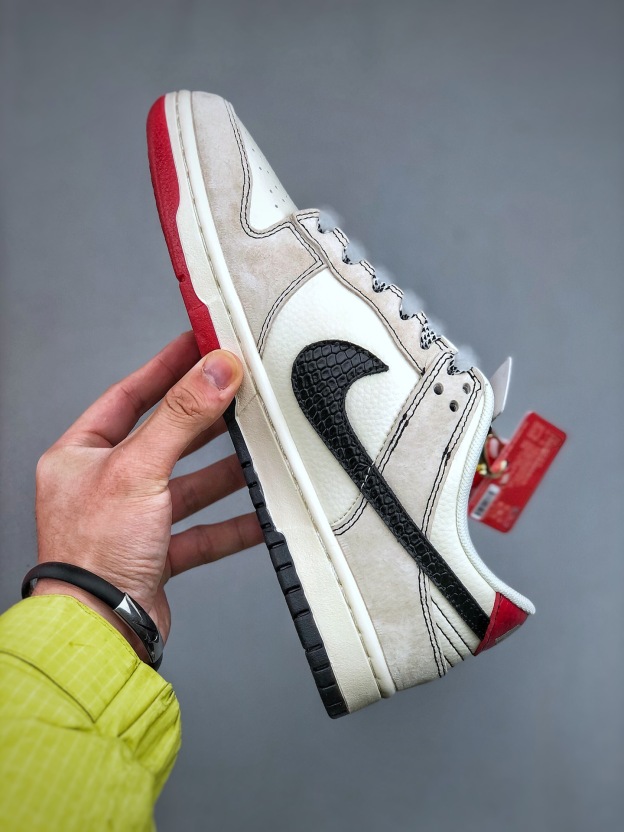 【超入手困難】「コラボモデル」Supreme x Nike SB Dunk Low スニーカー