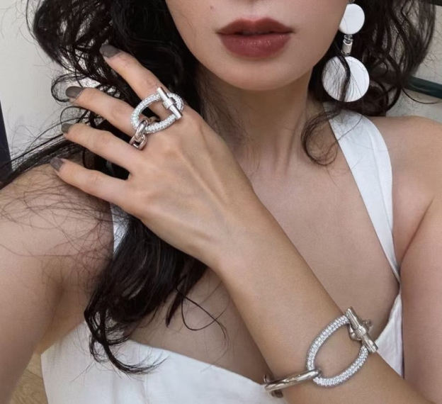 エルメス ブランドの象徴的なブレスレット