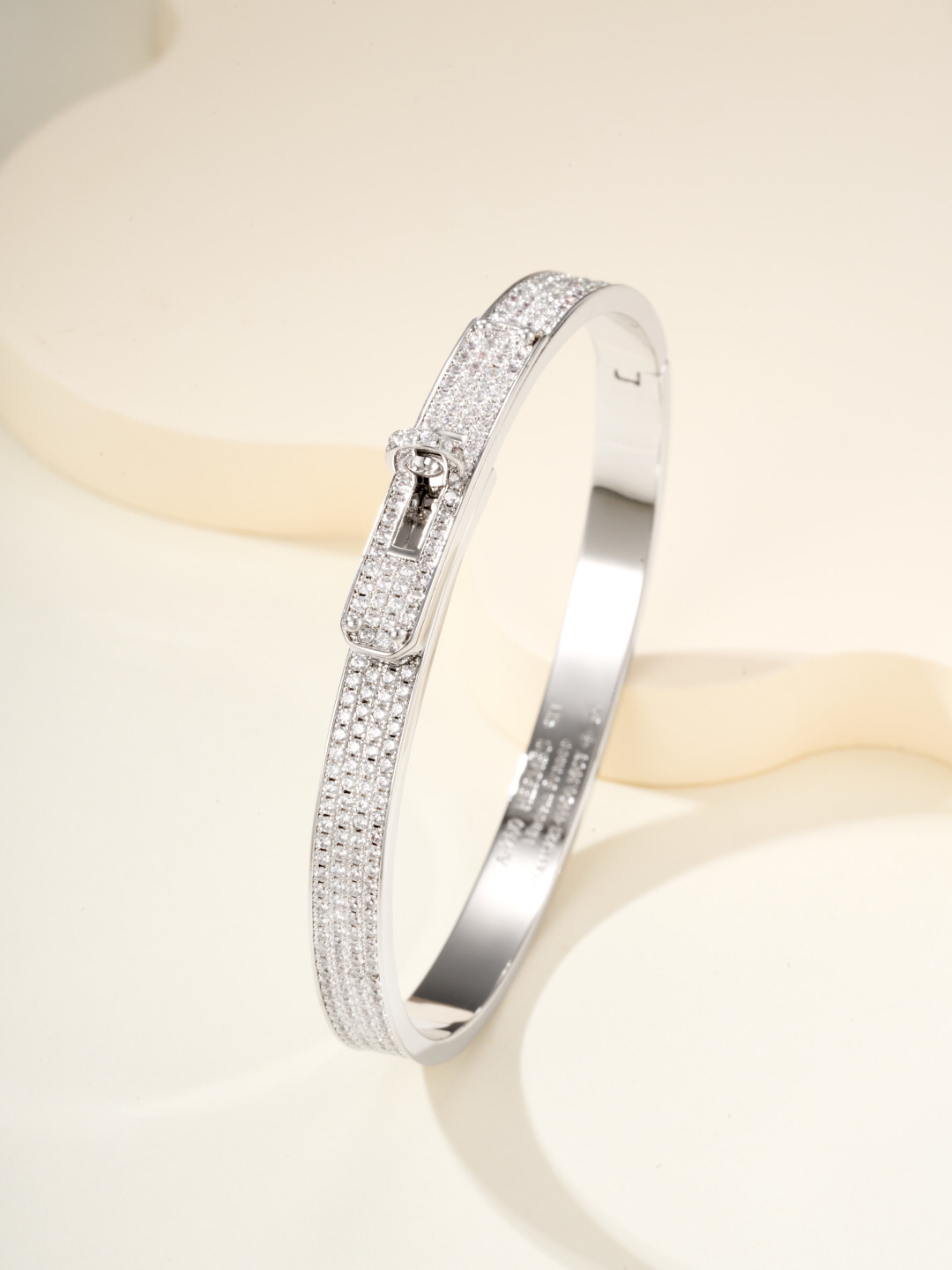 エルメス ブランドの象徴的なブレスレット