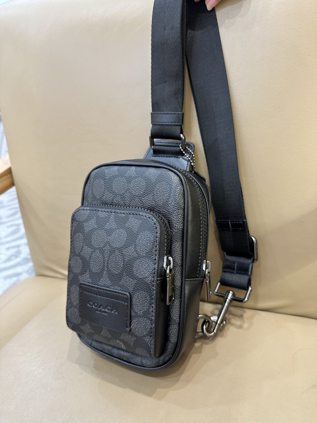 コーチ「Coach」 WEST メンズクロスボディバッグ