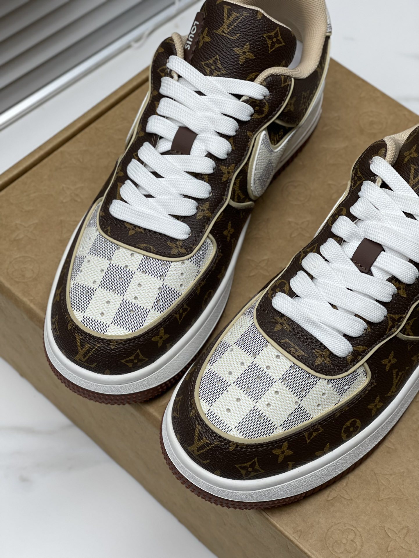 「ルイ・ヴィトン」Nike Air Force 1 Low 限定スニーカー