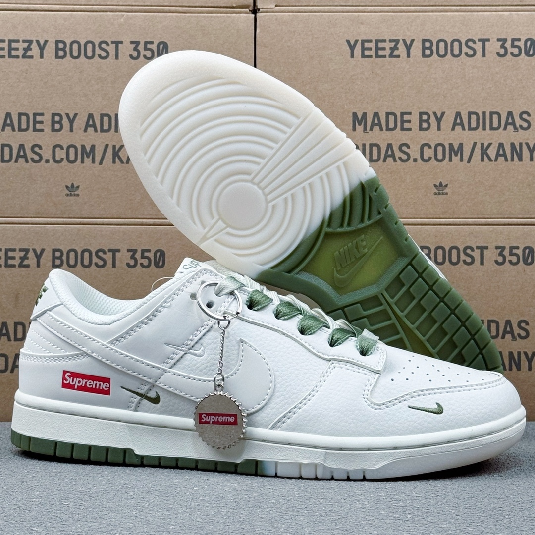 「コラボモデル」Supreme x Nike SB Dunk Low スニーカー