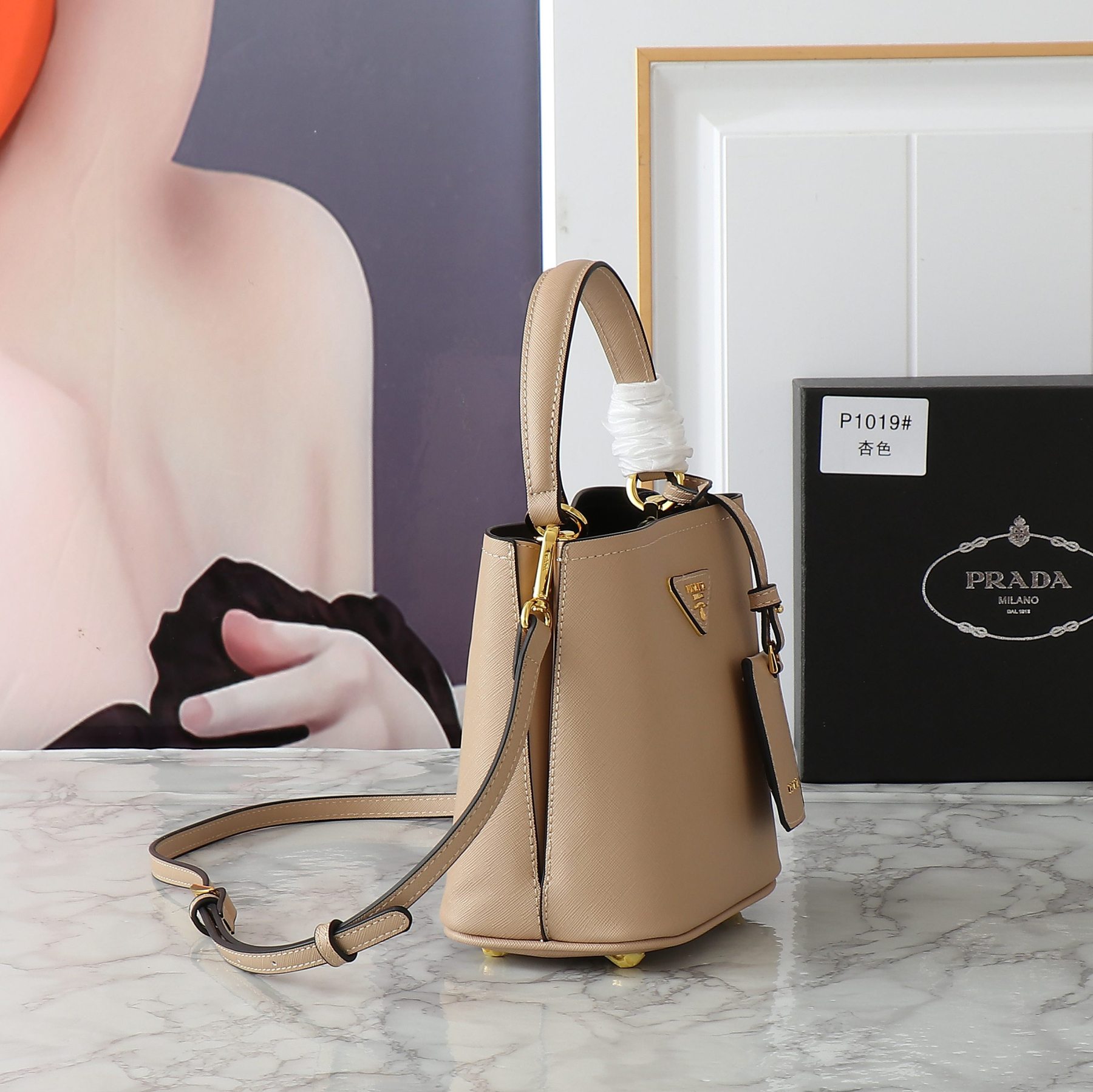 プラダ パニエ サフィアーノレザー ミニバッグ「Panier Saffiano」