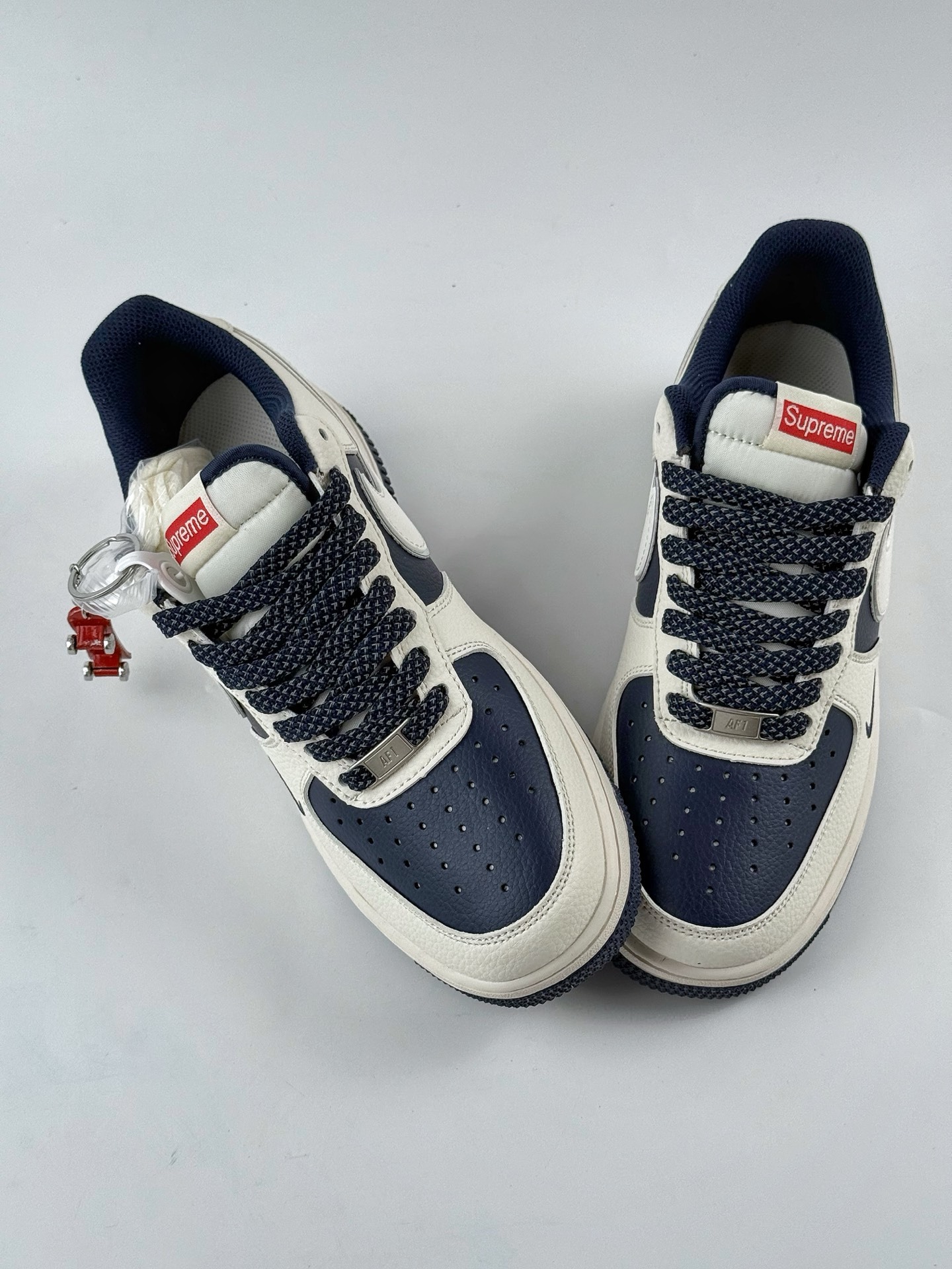 「コラボモデル」Supreme × Nike Air Force 1 Low スニーカー