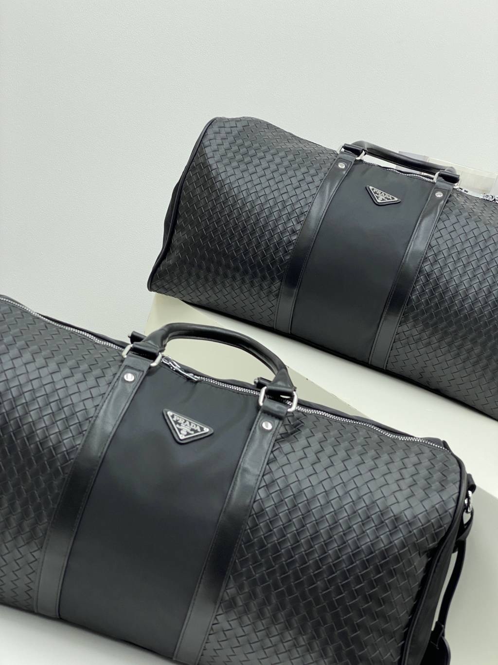 プラダ「Prada」トライアングルトラベルバッグ ショルダートート