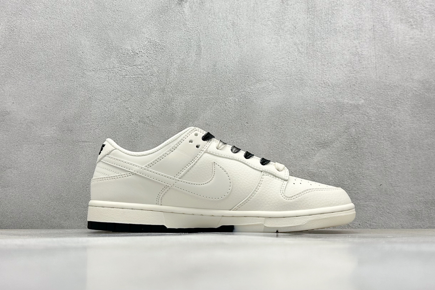 「コラボモデル」Supreme x Nike SB Dunk Low スニーカー