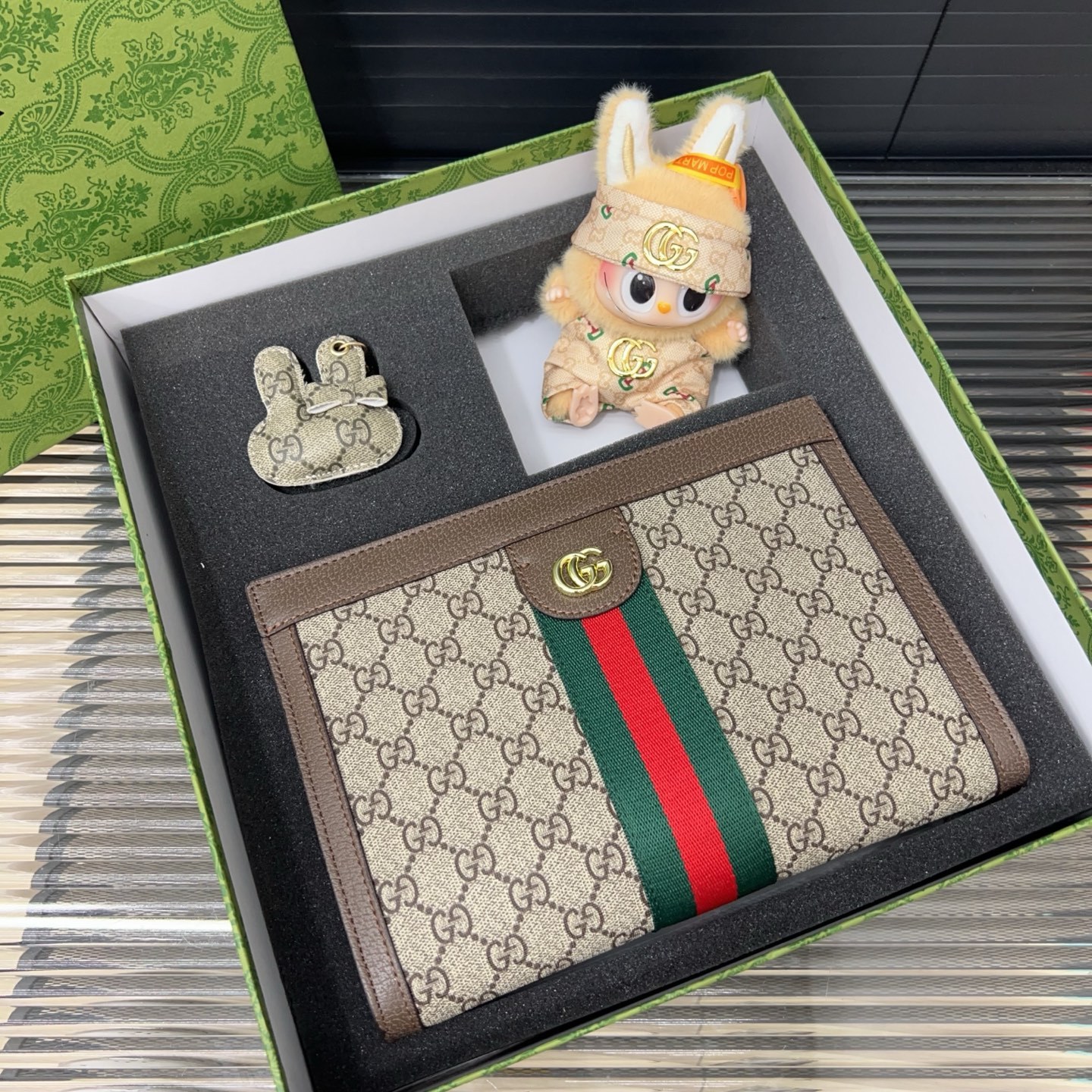 「グッチ」Gucci GG 柄クラッチバッグ＋チャーム＋ドール ギフトセット 限定セール 大人気販売中