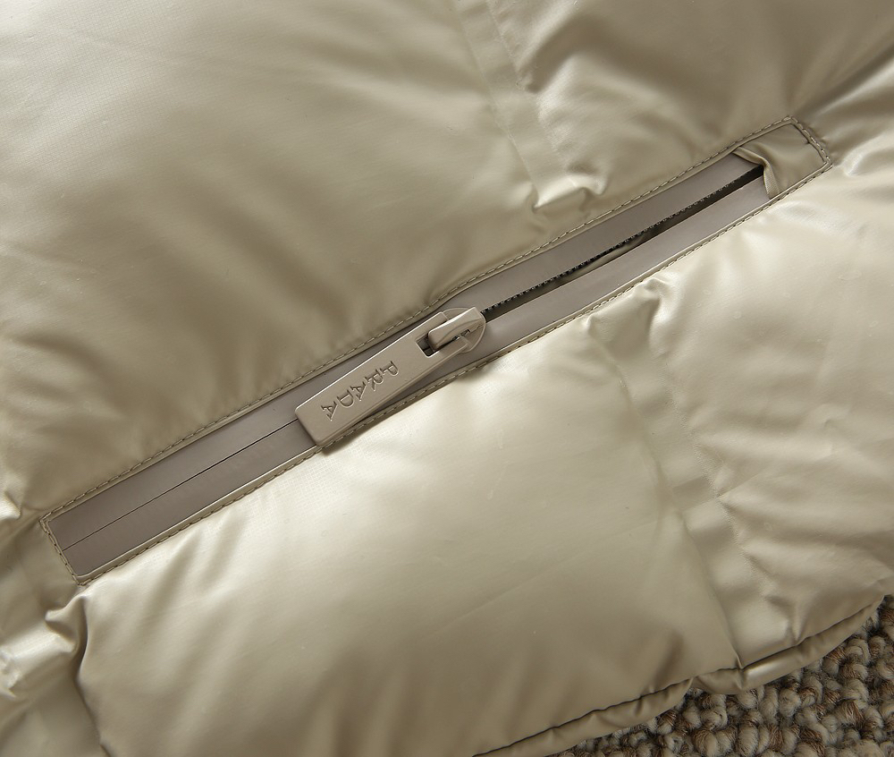 プラダ「Prada」冬季新作フード付きダウンジャケット 男女兼用