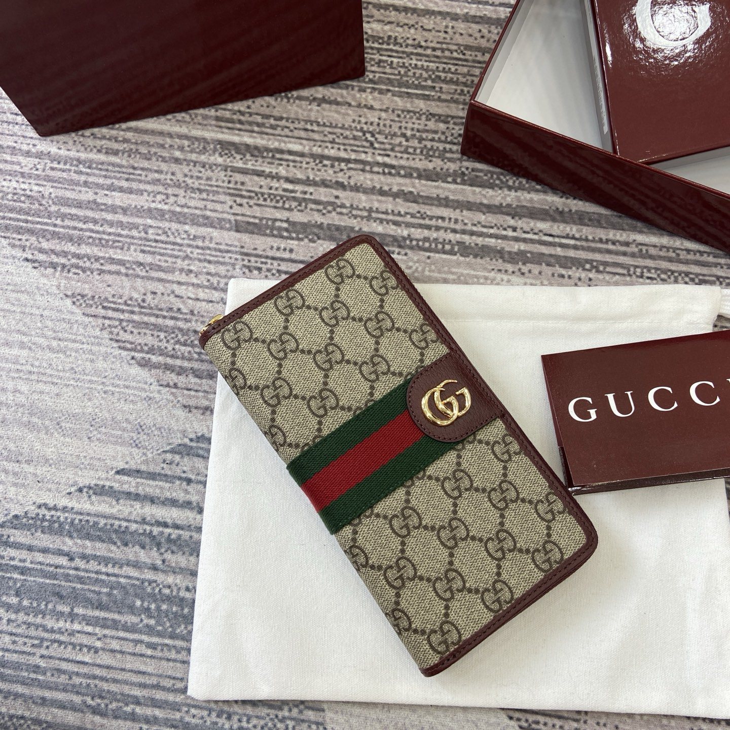 グッチ「Gucci」Ophidiaシリーズ ジッパーウォレット