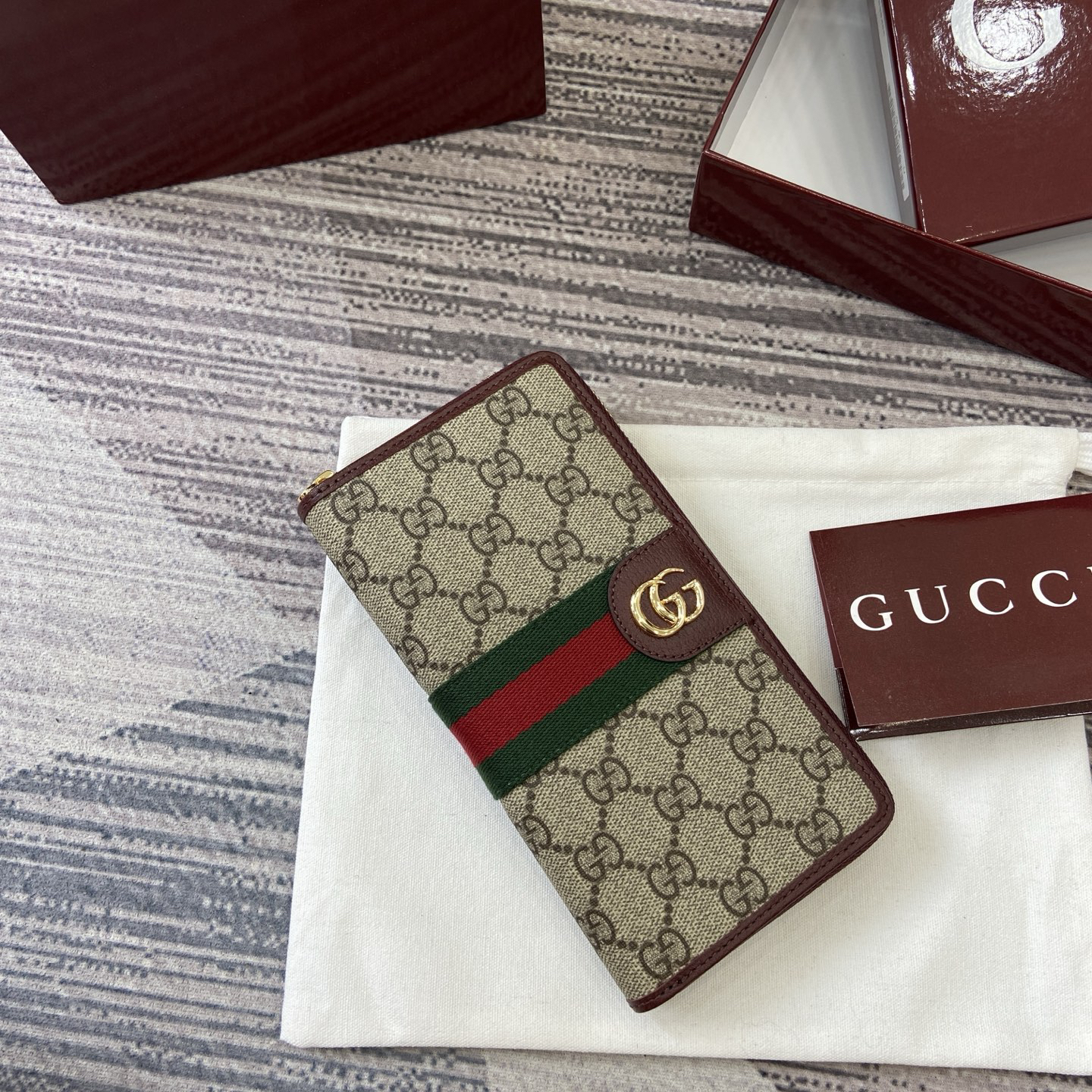 グッチ「Gucci」Ophidiaシリーズ ジッパーウォレット