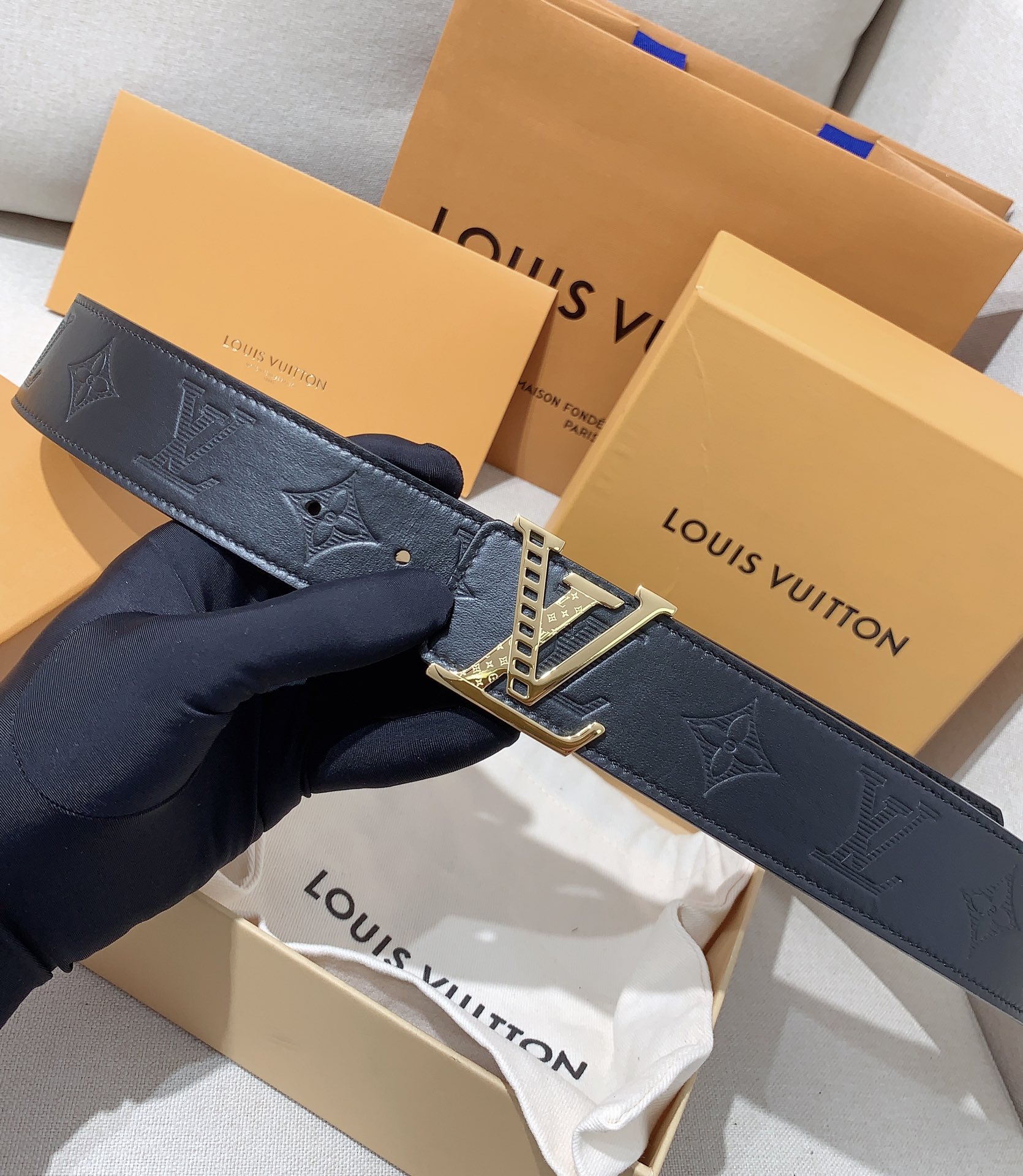 ルイ・ヴィトン(Louis Vuitton) ベルト・LV イニシャル 40MM
