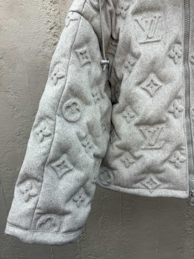 ルイ・ヴィトン「Louis Vuitton」MONOGRAM 浮き彫りエンボス加工ダウンジャケット