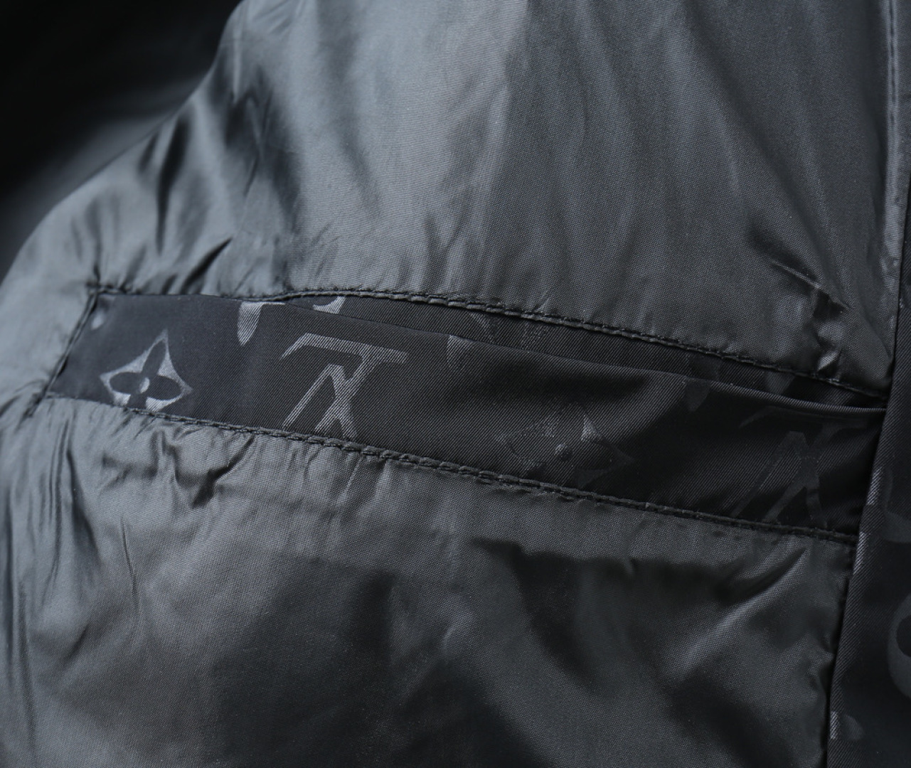 ルイ・ヴィトン「Louis Vuitton」‌秋冬用フード付きダウンジャケット