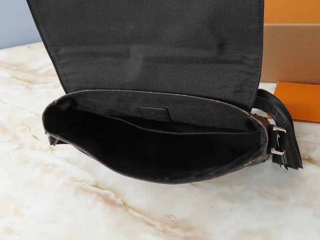 ルイ・ヴィトン「Louis Vuitton」ディストリクト スモールメッセンジャーバッグ