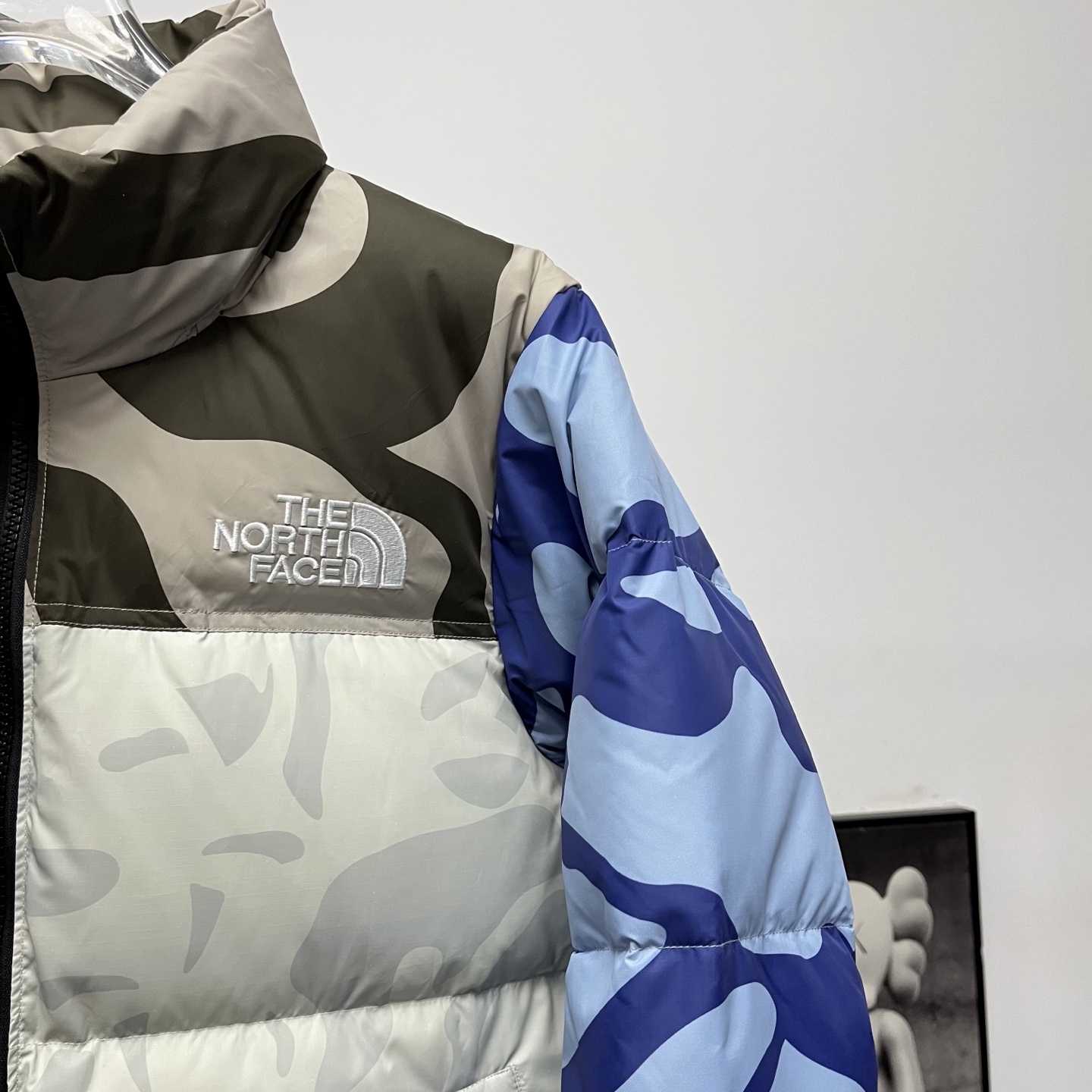 ザ・ノースフェイス XX KAWS 夢のコラボレーション ファッションフーディダウンジャケット 男女兼用