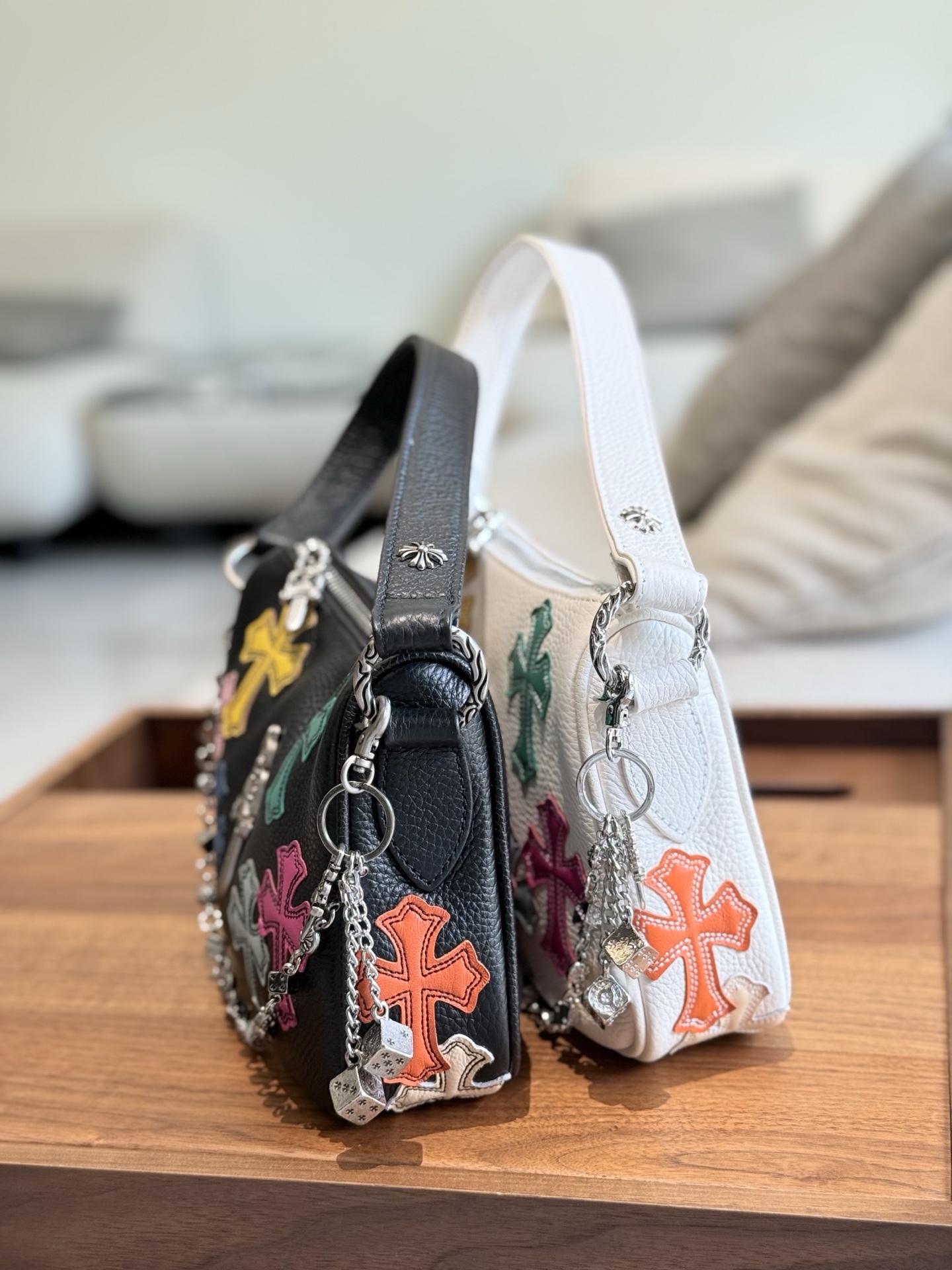 クロムハーツ「Chrome Hearts」十字架のショルダーバッグ