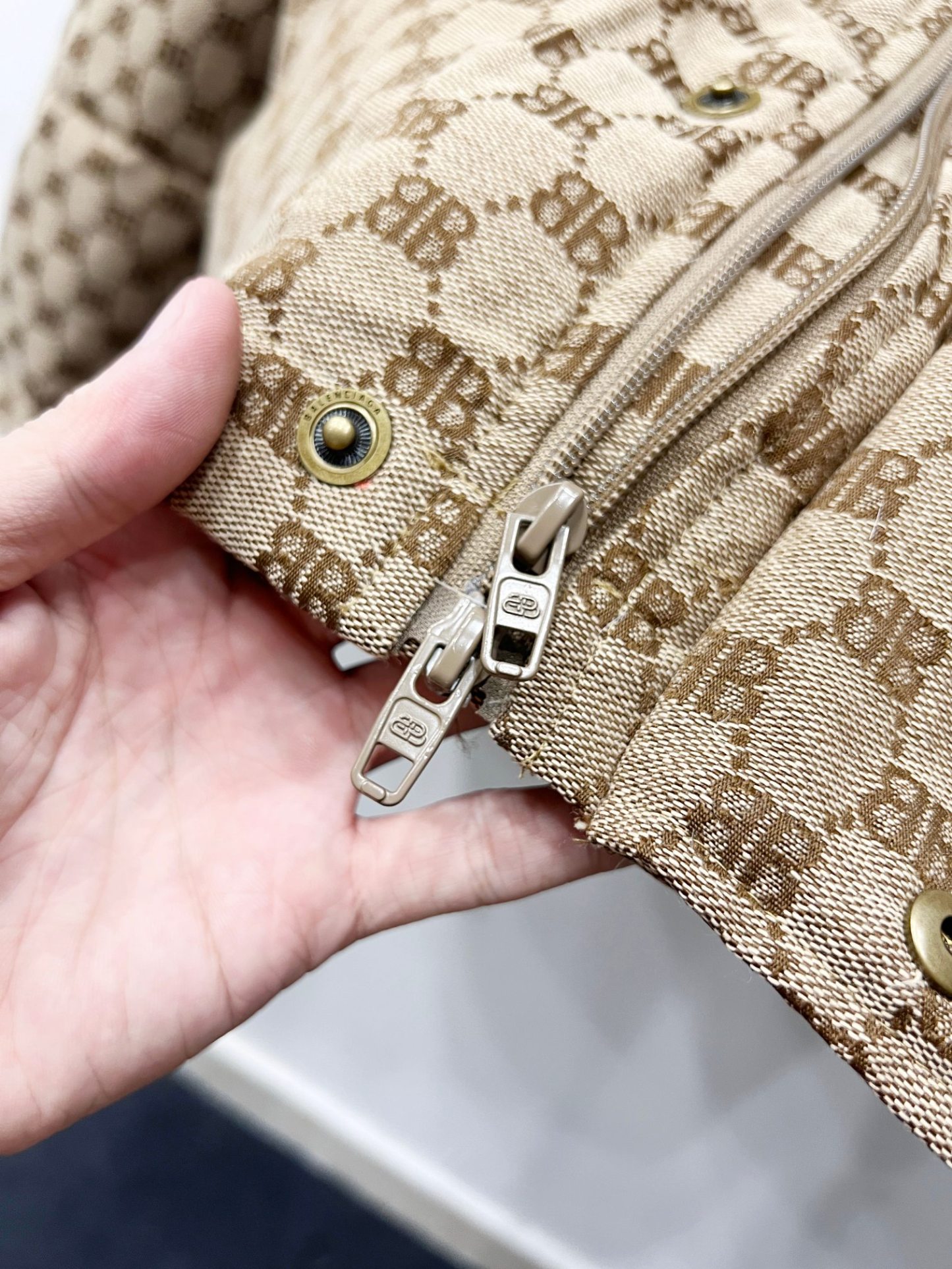 バレンシアガ「Balenciaga」‌軽奢華なジャカード柄個性ダウンジャケット 男女兼用