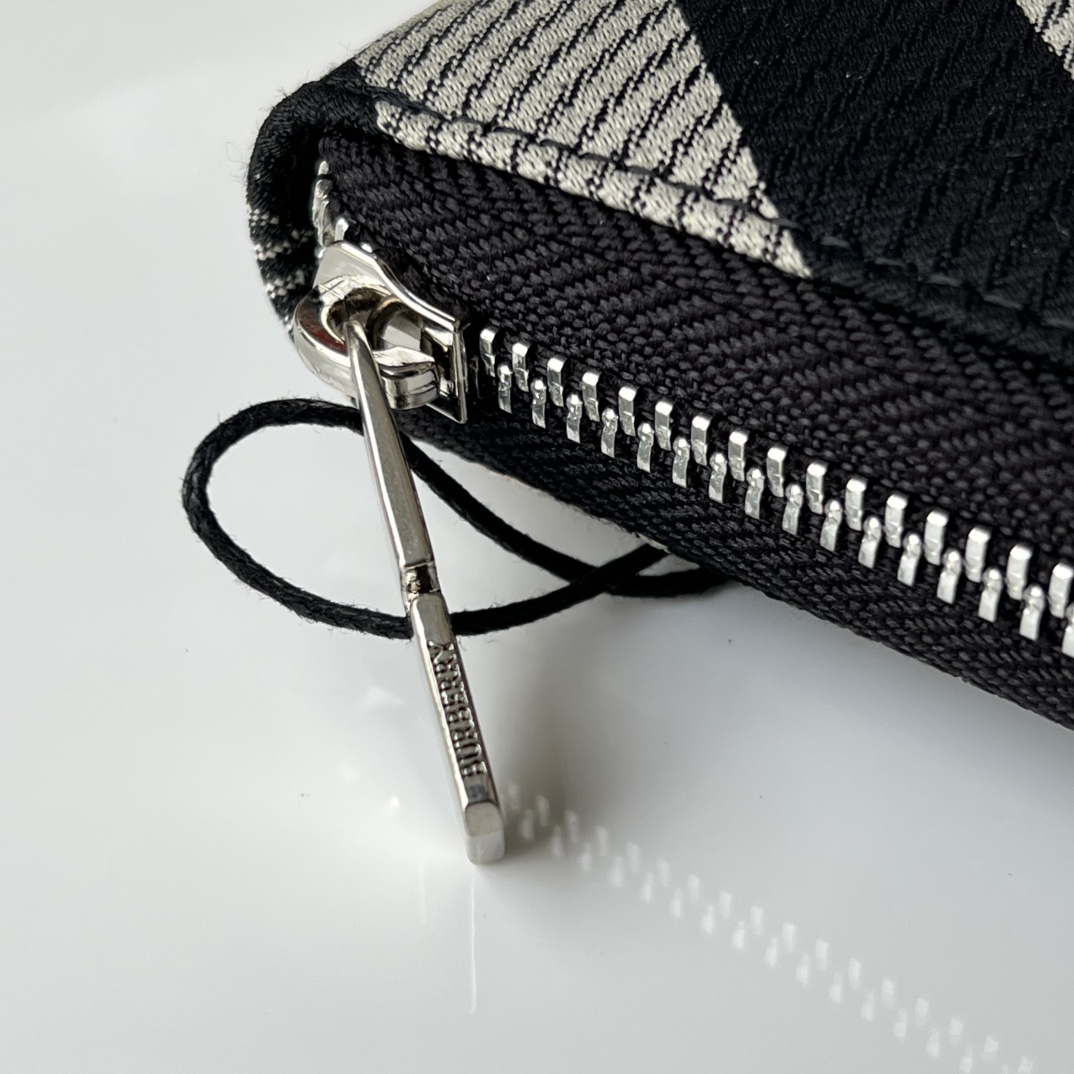 バーバリー「Burberry」ロンドン チェーン ジップ ウォレット