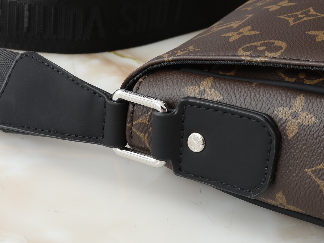 ルイ・ヴィトン「Louis Vuitton」ディストリクト スモールメッセンジャーバッグ