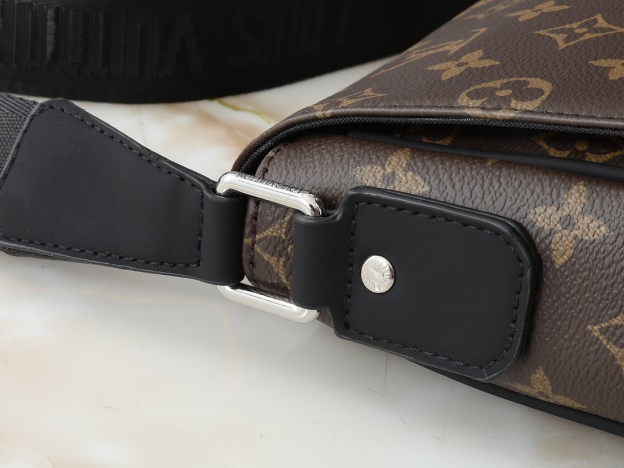 ルイ・ヴィトン「Louis Vuitton」ディストリクト スモールメッセンジャーバッグ