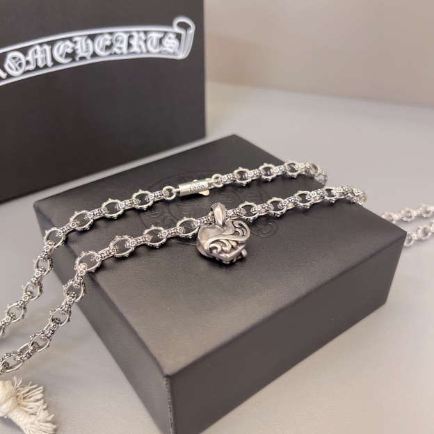 クロムハーツ「Chrome Hearts」のクラシックネックレス - 日常に上品なアクセントを添えるユニセックスモデル