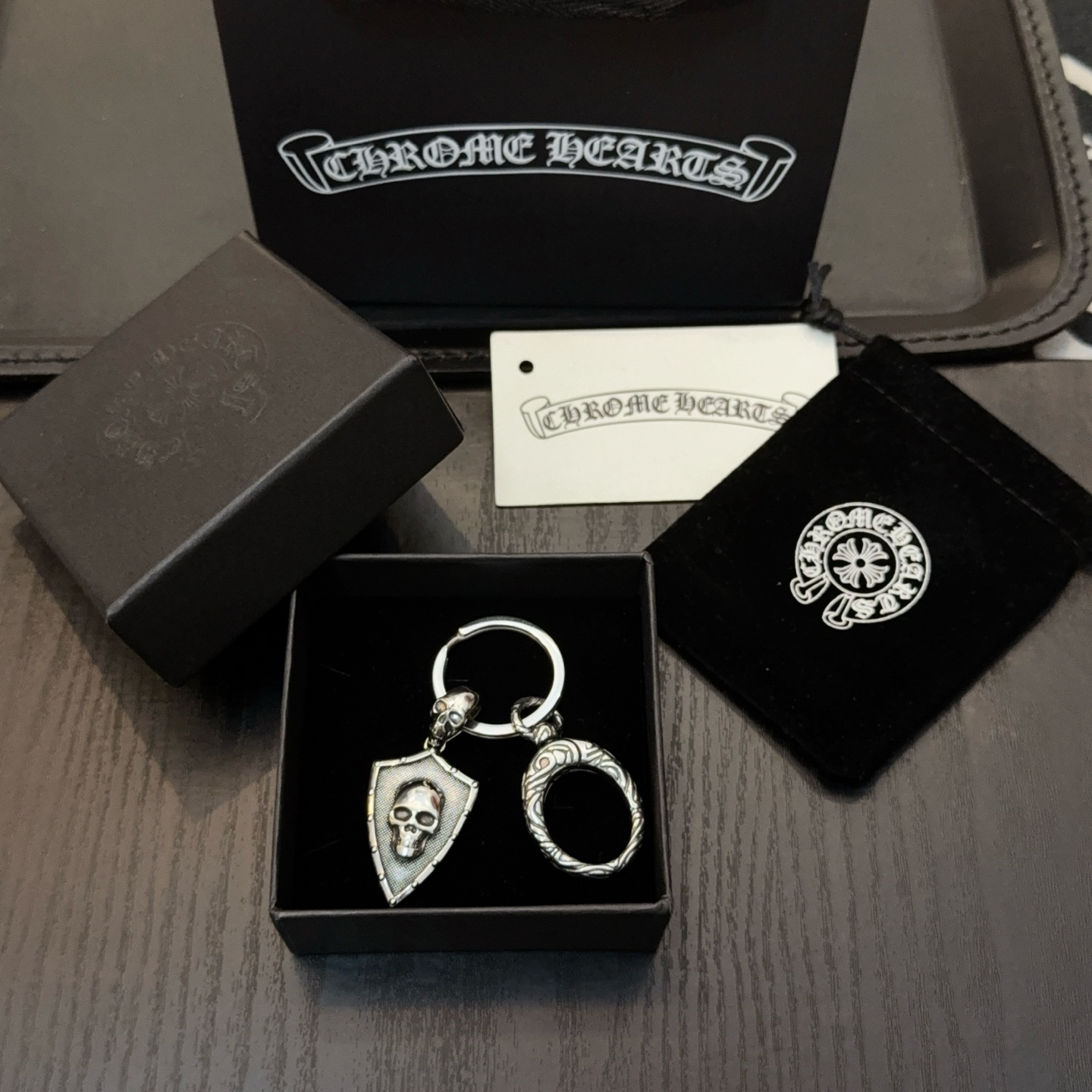 クロムハーツ「Chrome Hearts」クロスペンダントキーホルダー - 精巧なハンドメイド、アンティークシルバー彫刻、ヴィンテージパンクスタイル