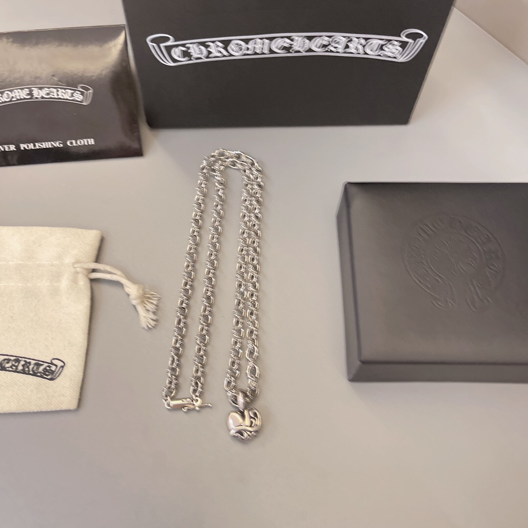 クロムハーツ「Chrome Hearts」のクラシックネックレス - 日常に上品なアクセントを添えるユニセックスモデル
