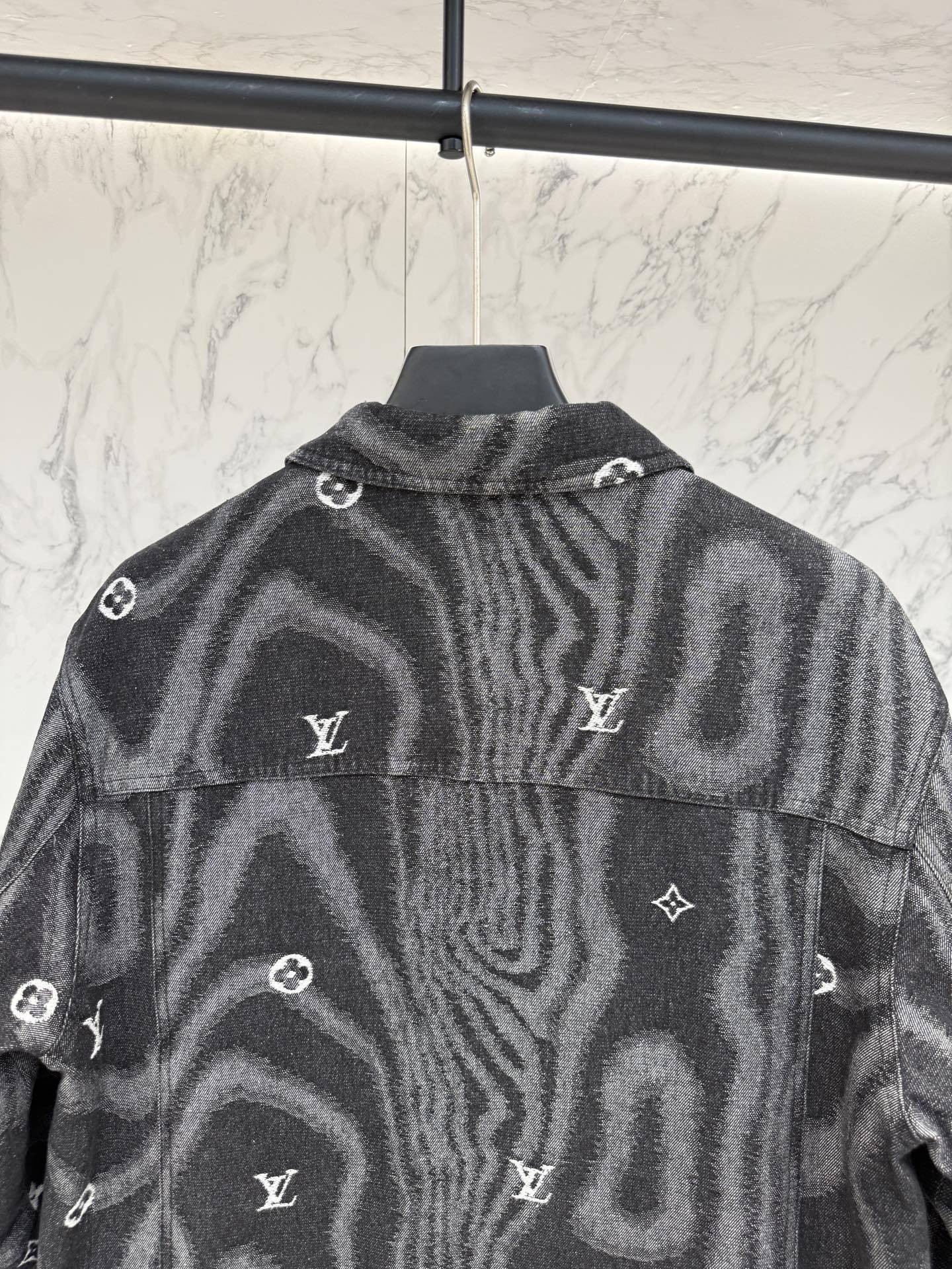 ルイ・ヴィトン「Louis Vuitton」秋冬コレクション ダウンジャケット