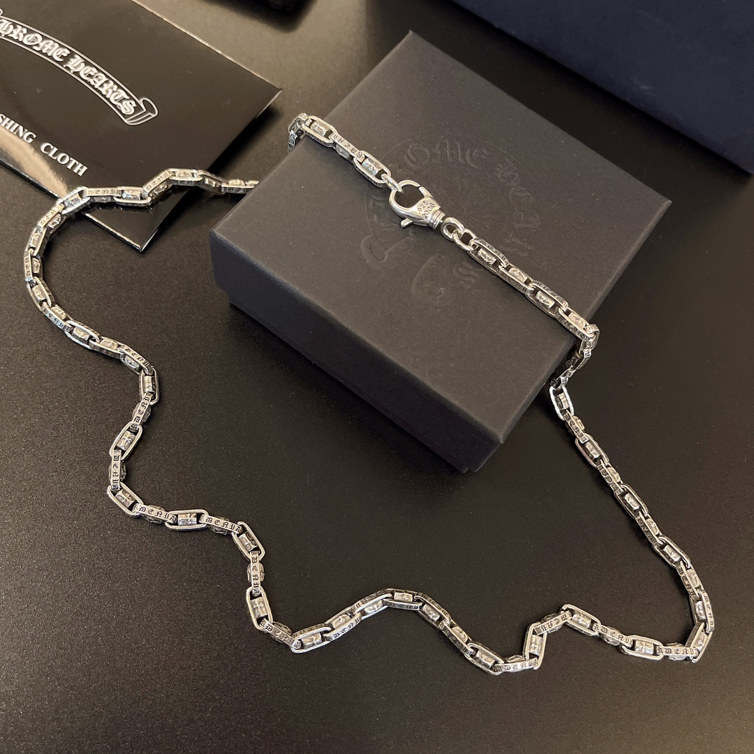 クロムハーツ「Chrome Hearts」のクラシックネックレス - 日常に上品なアクセントを添えるユニセックスモデル