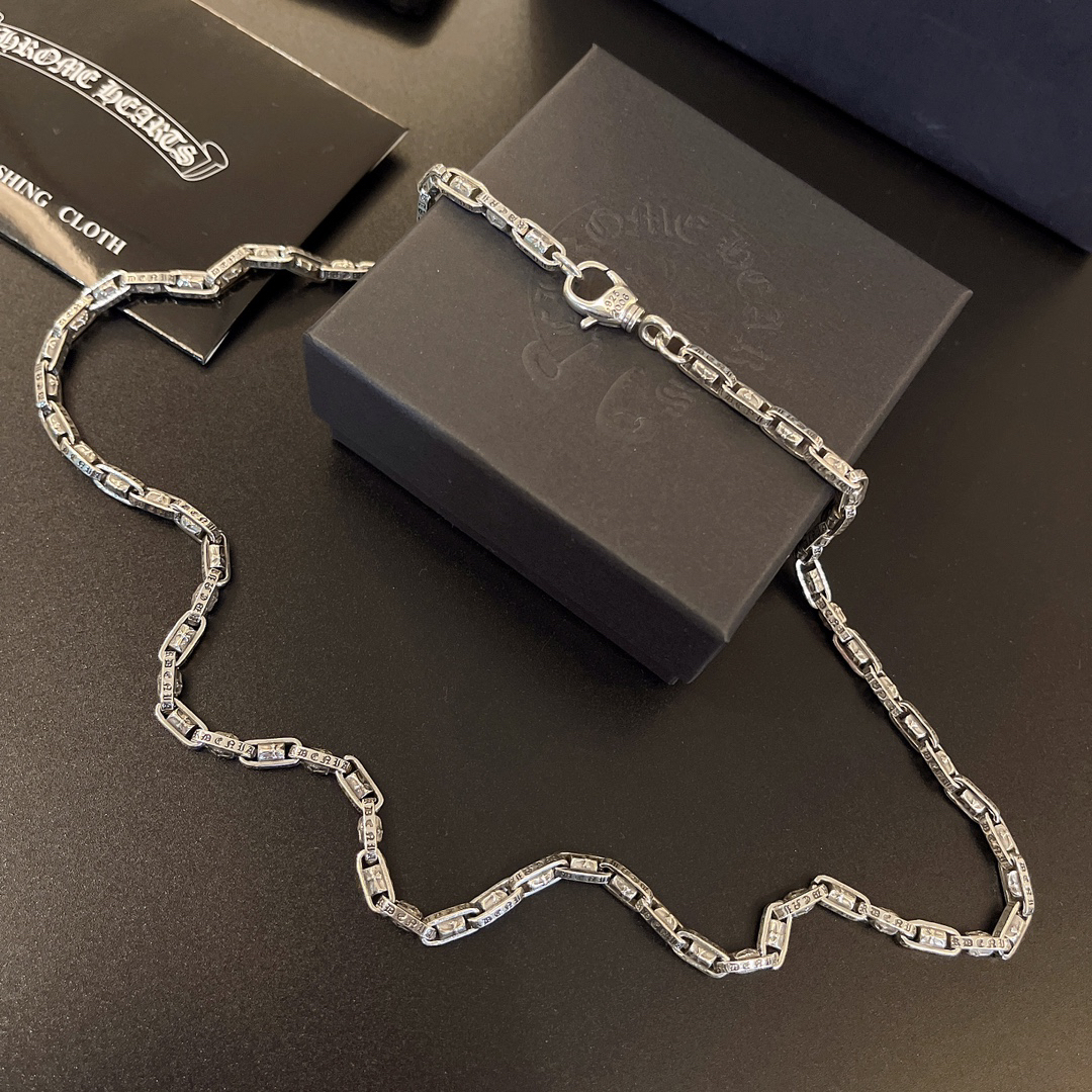 クロムハーツ「Chrome Hearts」のクラシックネックレス - 日常に上品なアクセントを添えるユニセックスモデル