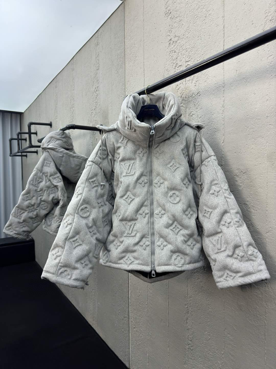 ルイ・ヴィトン「Louis Vuitton」MONOGRAM 浮き彫りエンボス加工ダウンジャケット