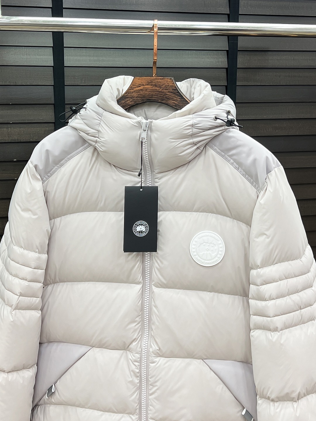 カナダグース 新作メンズおしゃれダウンジャケット、ハイテク防水加工でかさばらず、超クールなデザイン