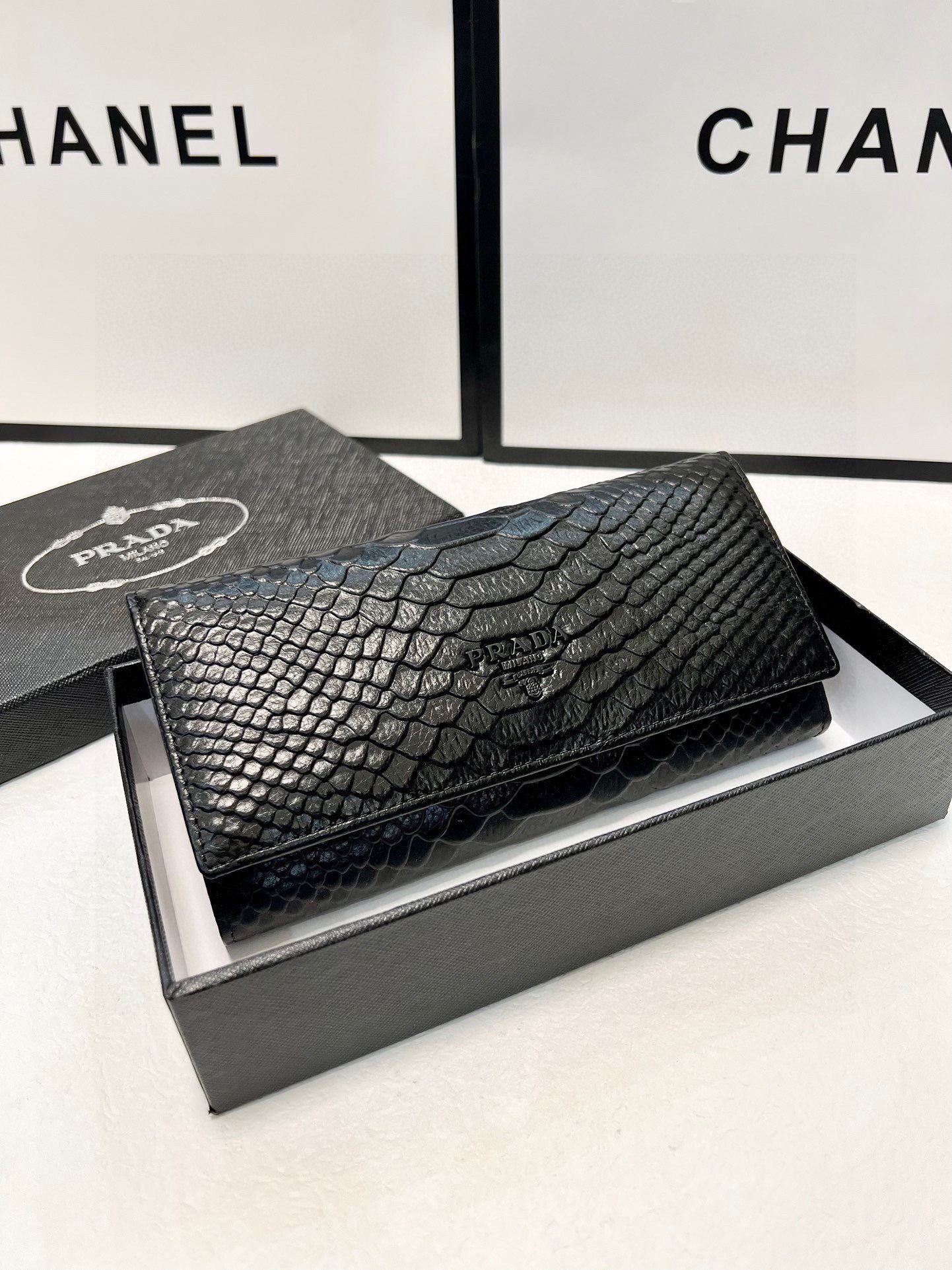 プラダ(Prada) レディース財布 2色