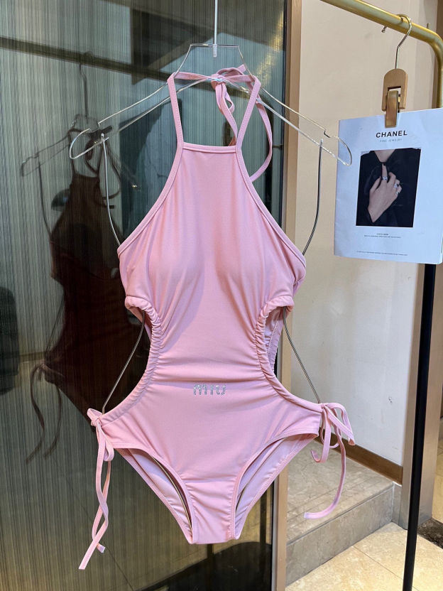 ミュウミュウ「Miu Miu」ワンピース水着「2025夏季限定・人気プレミアムスイム登場！」