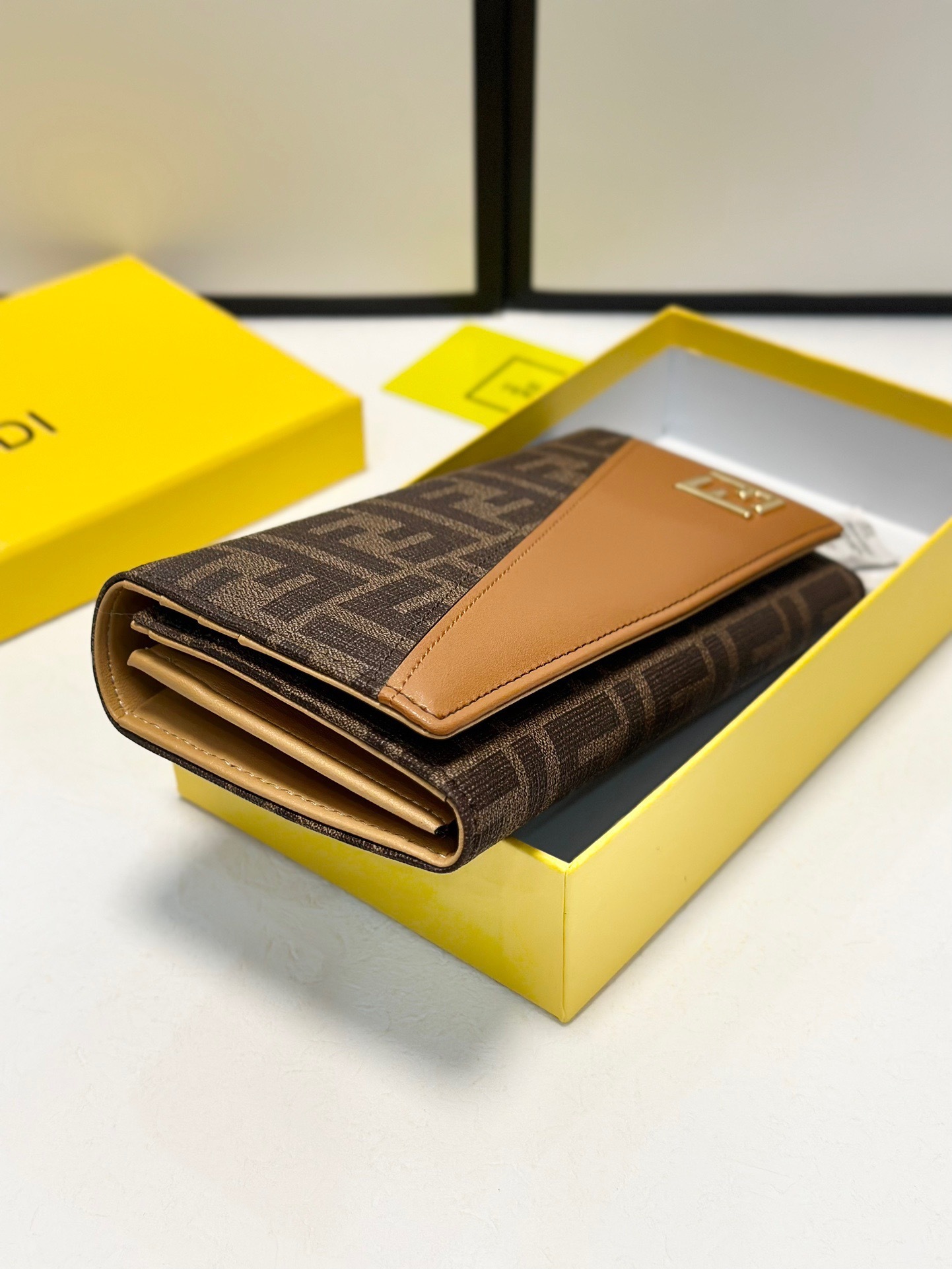 フェンディ「Fendi」高級エンボス牛革の大きな イタリア製財布