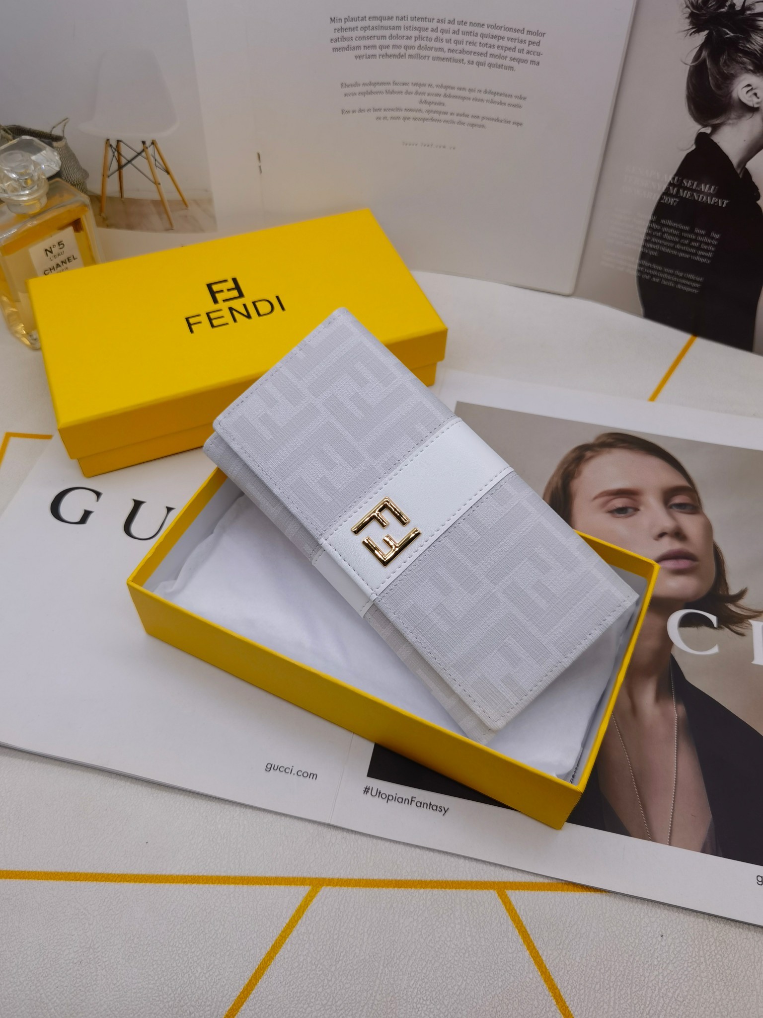 フェンディ「Fendi」高級エンボス牛革の大きな イタリア製財布