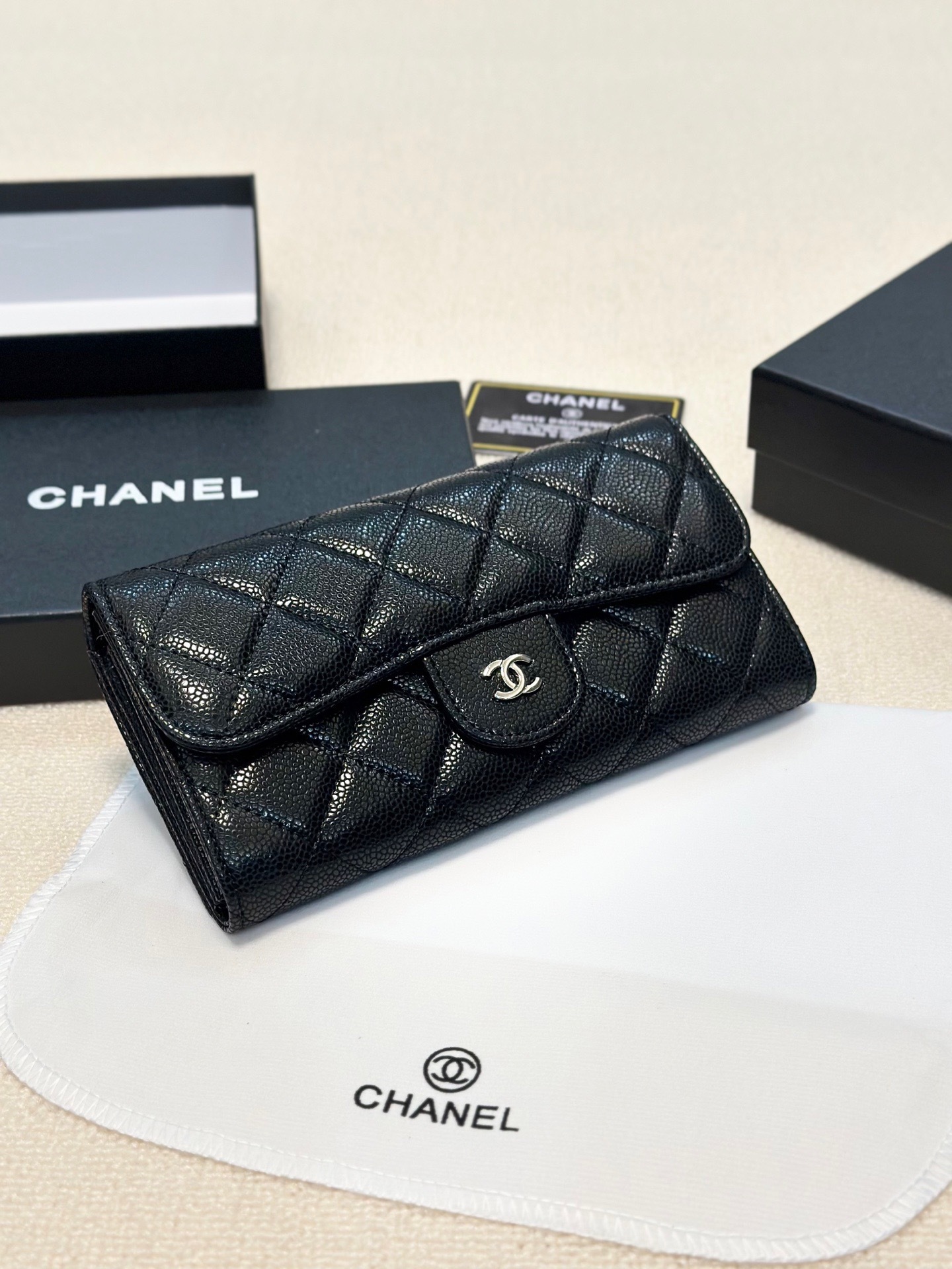 シャネル「Chanel」キャビアレザー バイフォールド財布