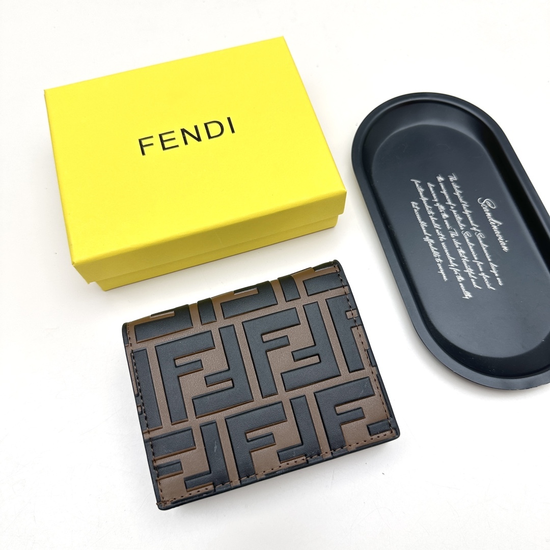 フェンディ「Fendi」高級エンボス牛革の大きな イタリア製財布