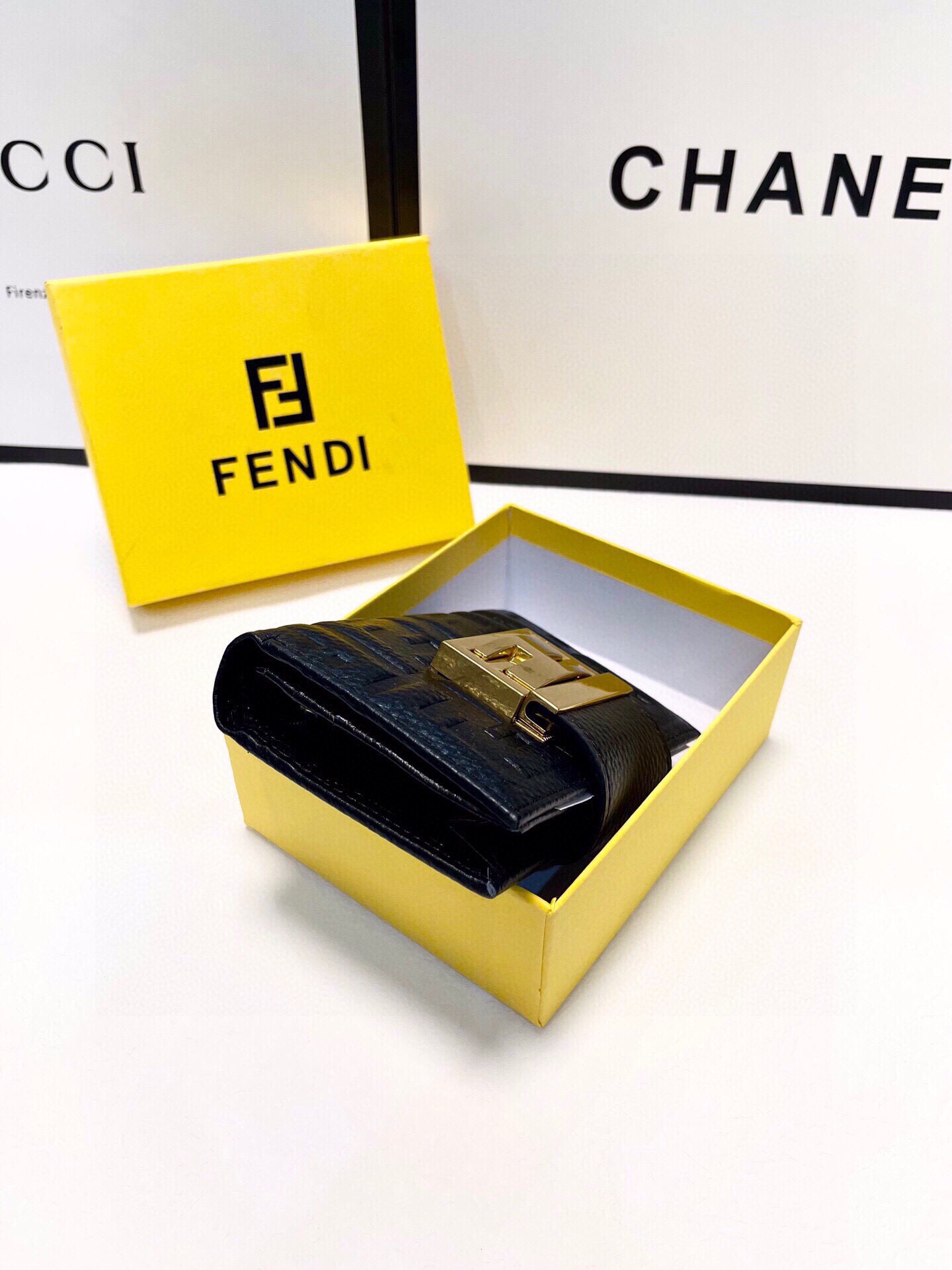 フェンディ「Fendi」高級エンボス牛革の大きな イタリア製財布