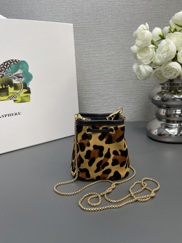 プラダ「Prada」レオパードプリント ボトルバッグ  ミニバッグ