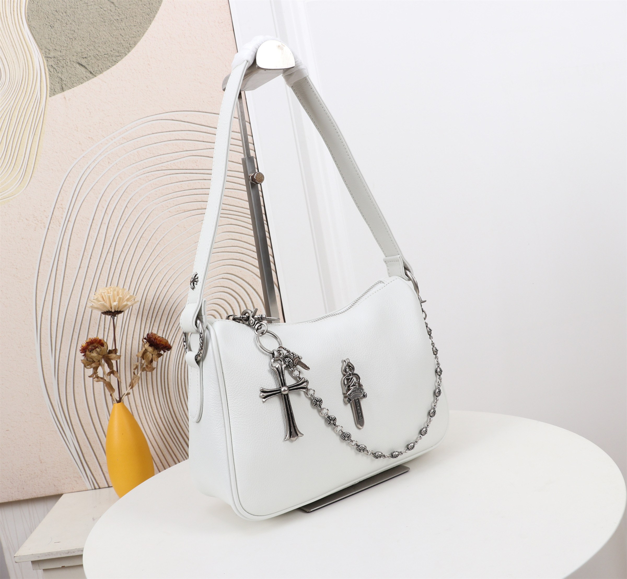 クロムハーツ「Chrome Hearts」十字架のショルダーバッグ