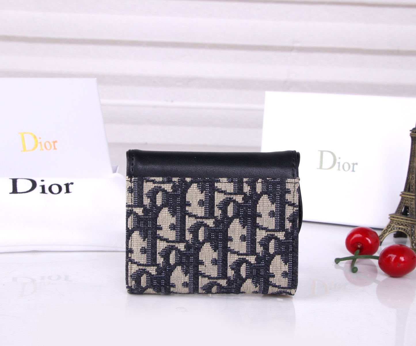 ディオール「Dior」ディオール コンパクト三つ折りウォレット 新作登場