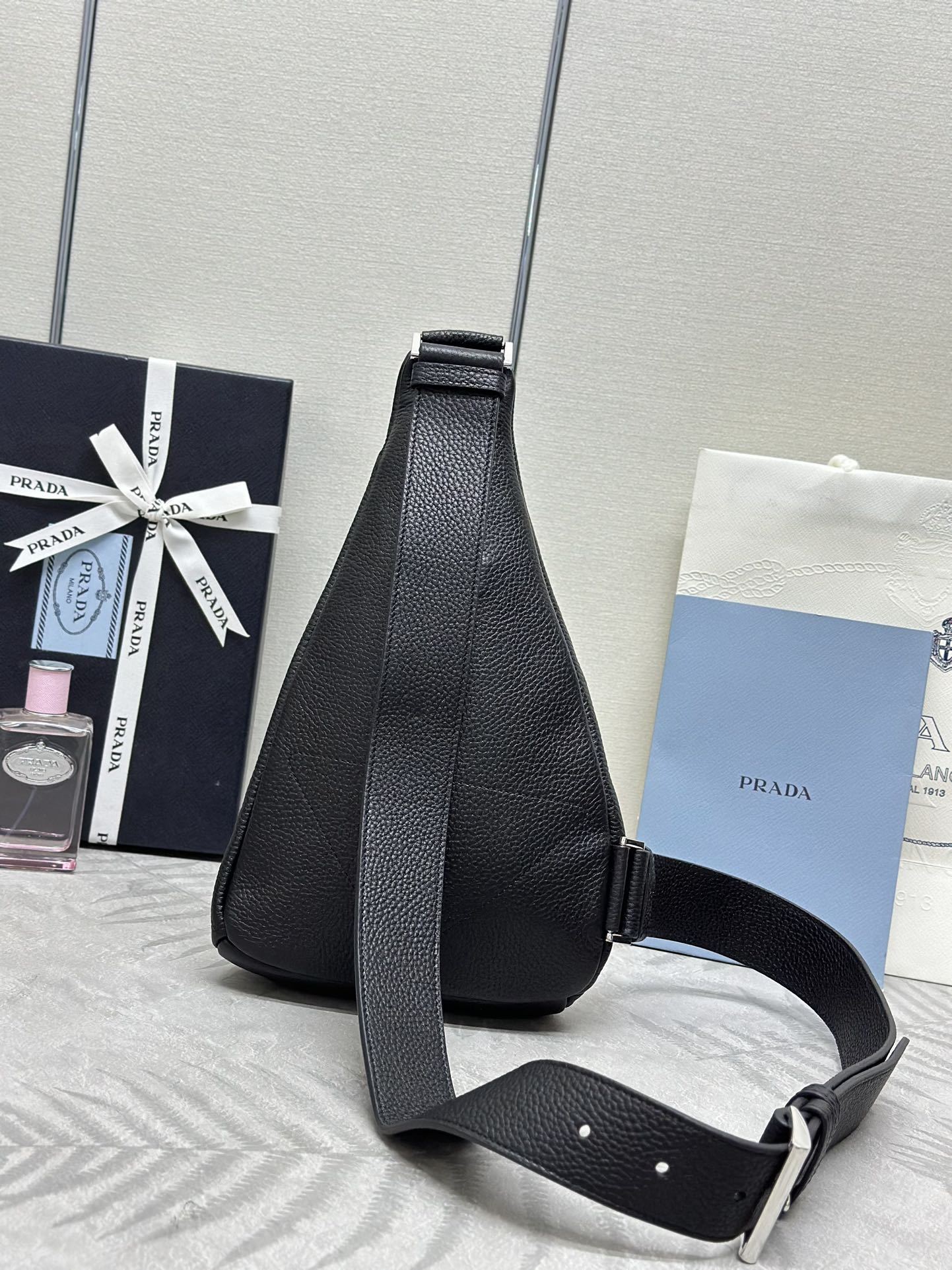 プラダ「Prada」 ディアスキン チェストバッグ