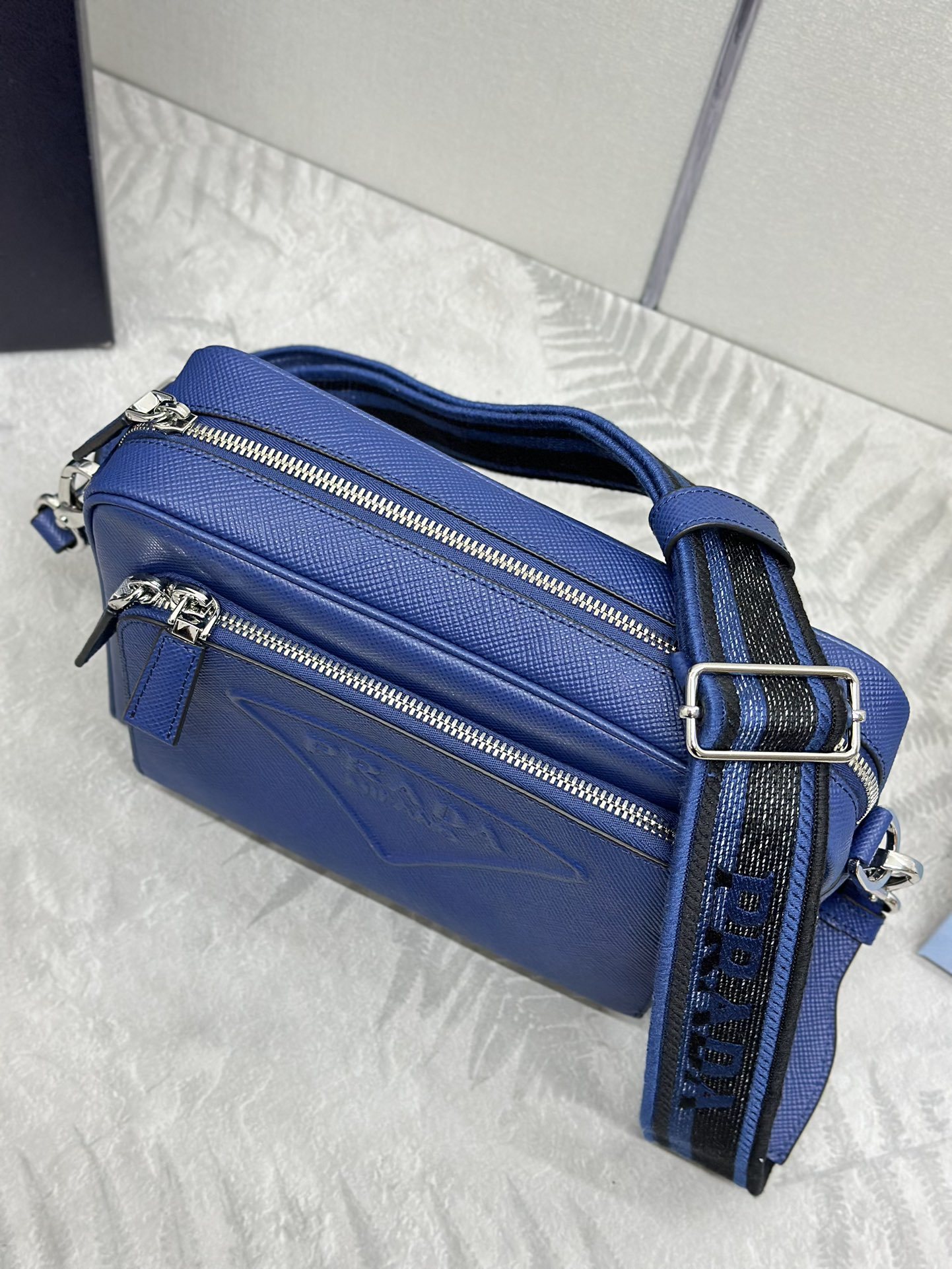 プラダ「Prada」エンブロイダードストラップ メンズショルダーバッグ