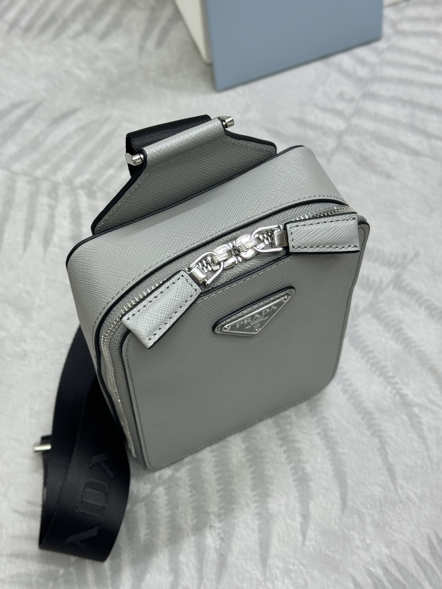 プラダ「Prada」クロスグレインレザー チェストバッグ