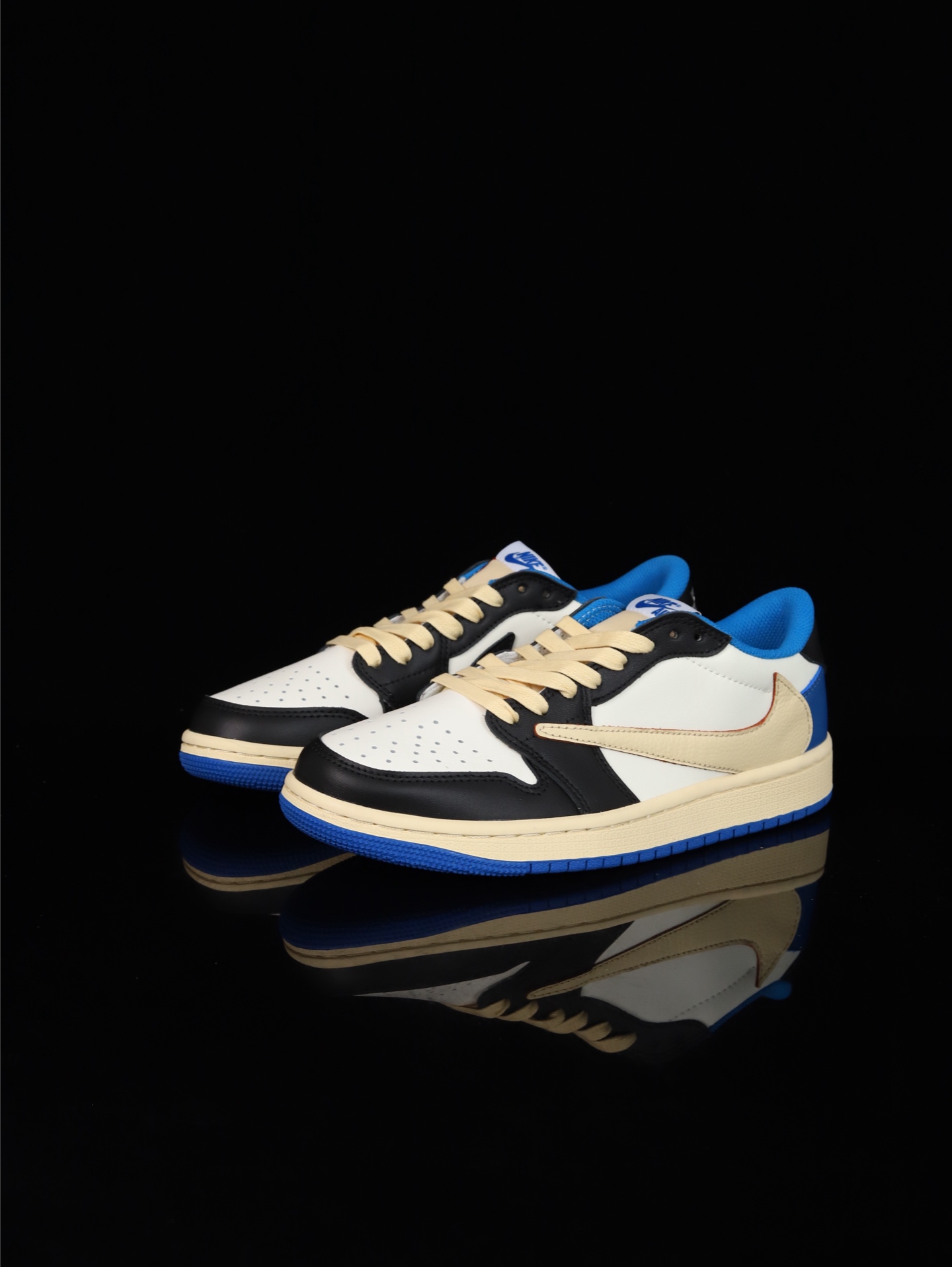 【日本未発売モデル】Nike Air Jordan 1 Low x Travis Scott「Reverse Mocha」シューズ