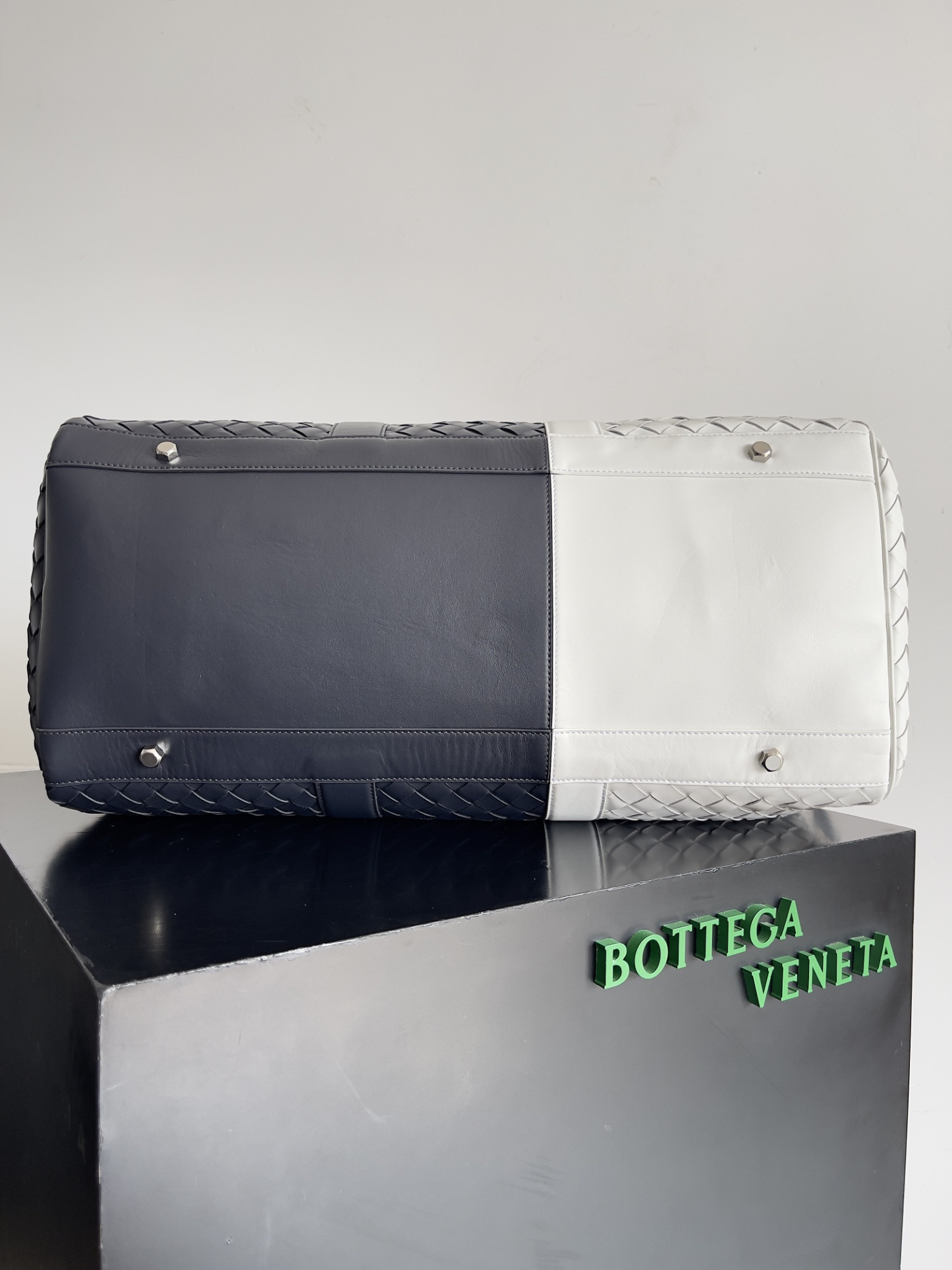 ボッテガ・ヴェネタ「Bottega Veneta」イントレチャート ラージトラベルバッグ