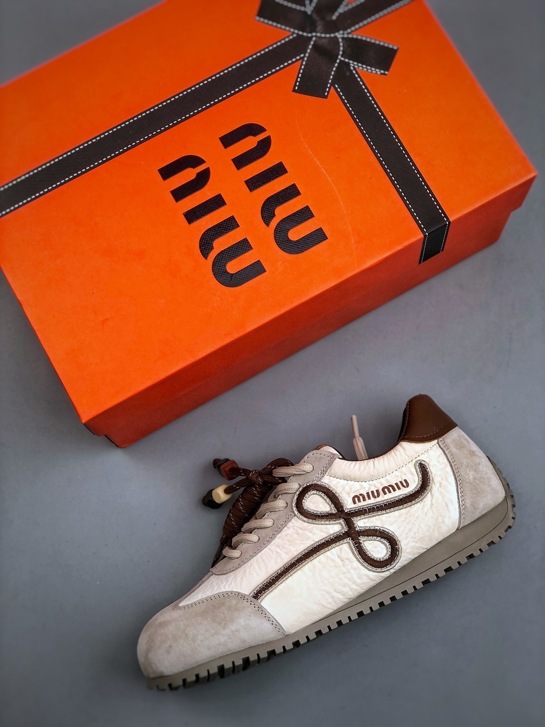 ミュウミュウ「Miu Miu」Prelude シリーズ ― ヴィンテージ×インダストリアル スタイル 多色ブレンドモデル