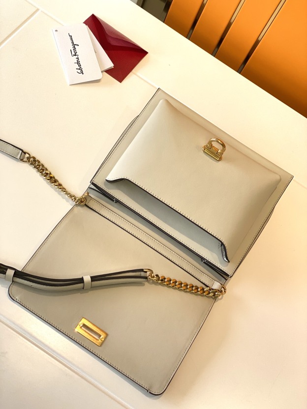 フェラガモ「Ferragamo」フラップトップハンドルバッグ