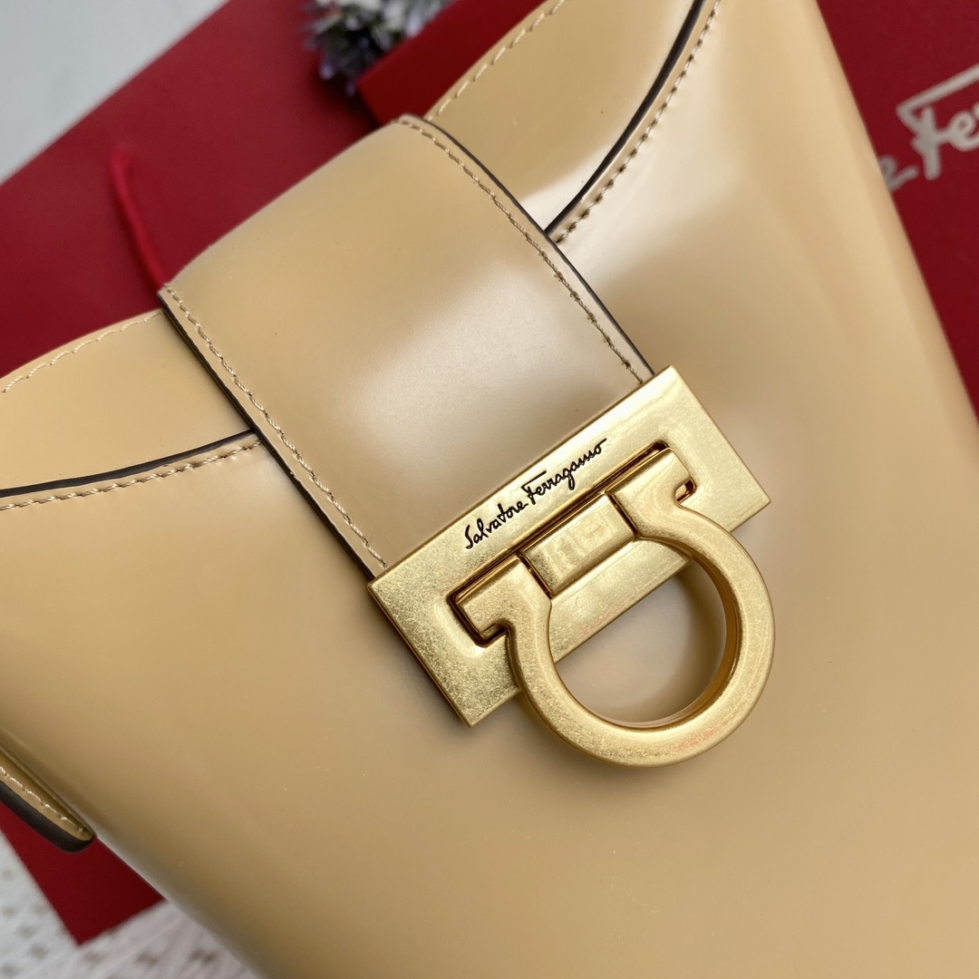 フェラガモ「Ferragamo」トリフォリオ ハイブリッドショルダーバッグ